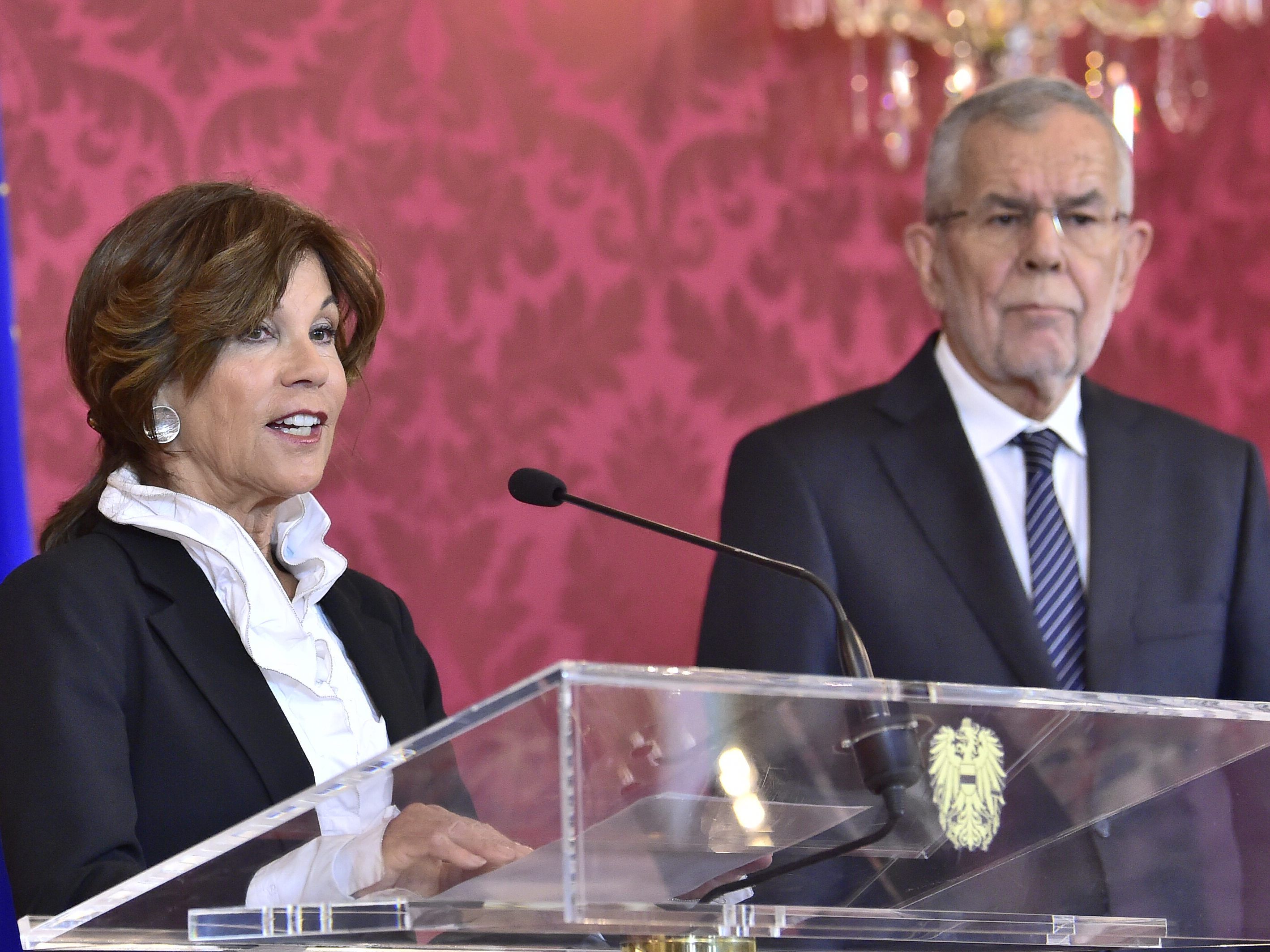 Brigitte Bierlein ist die erste österreichische Bundeskanzlerin. Brigitte Bierlein ist die erste österreichische Bundeskanzlerin.