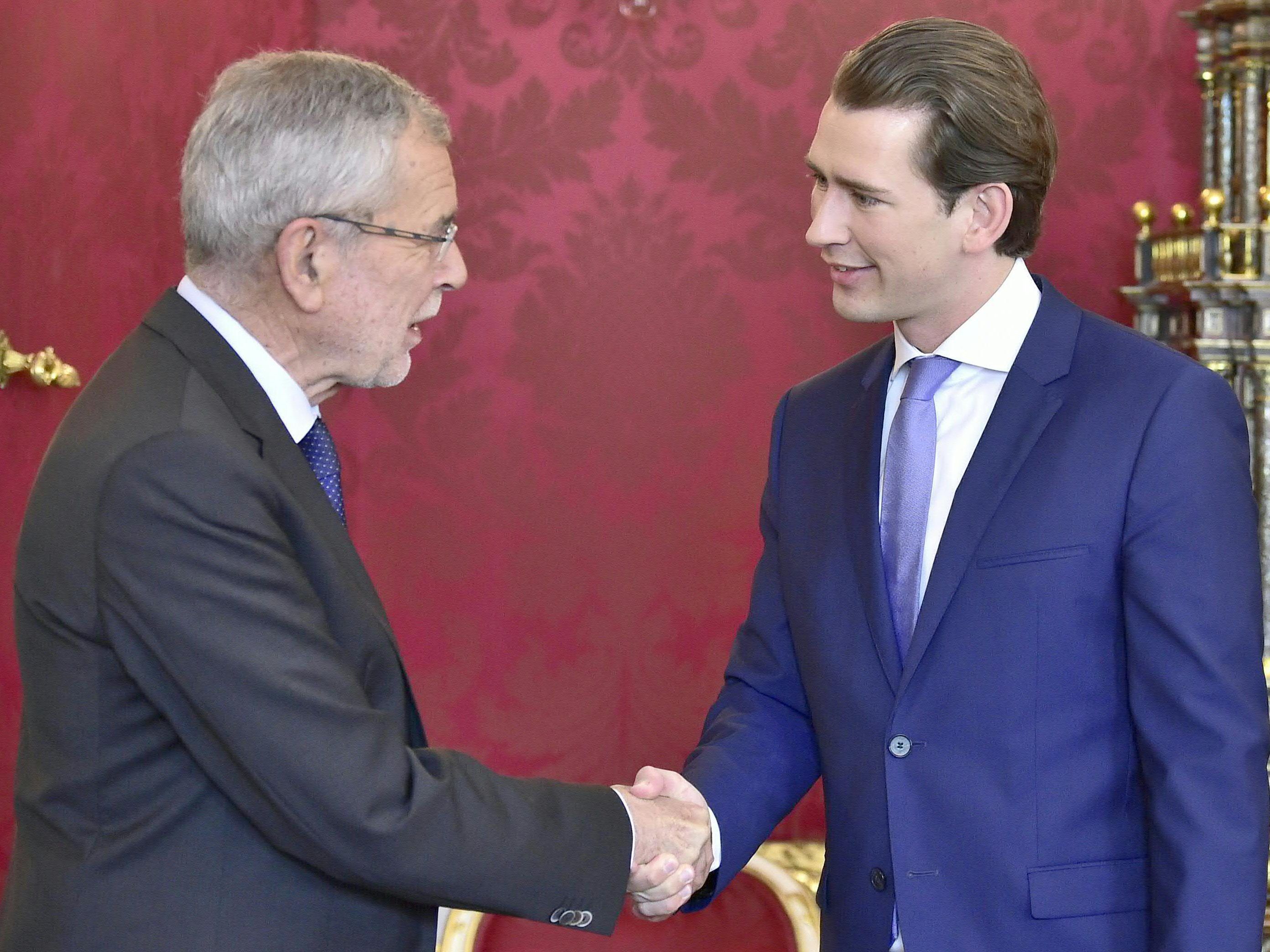Kurz ist in der Wiener Hofburg eingetroffen.