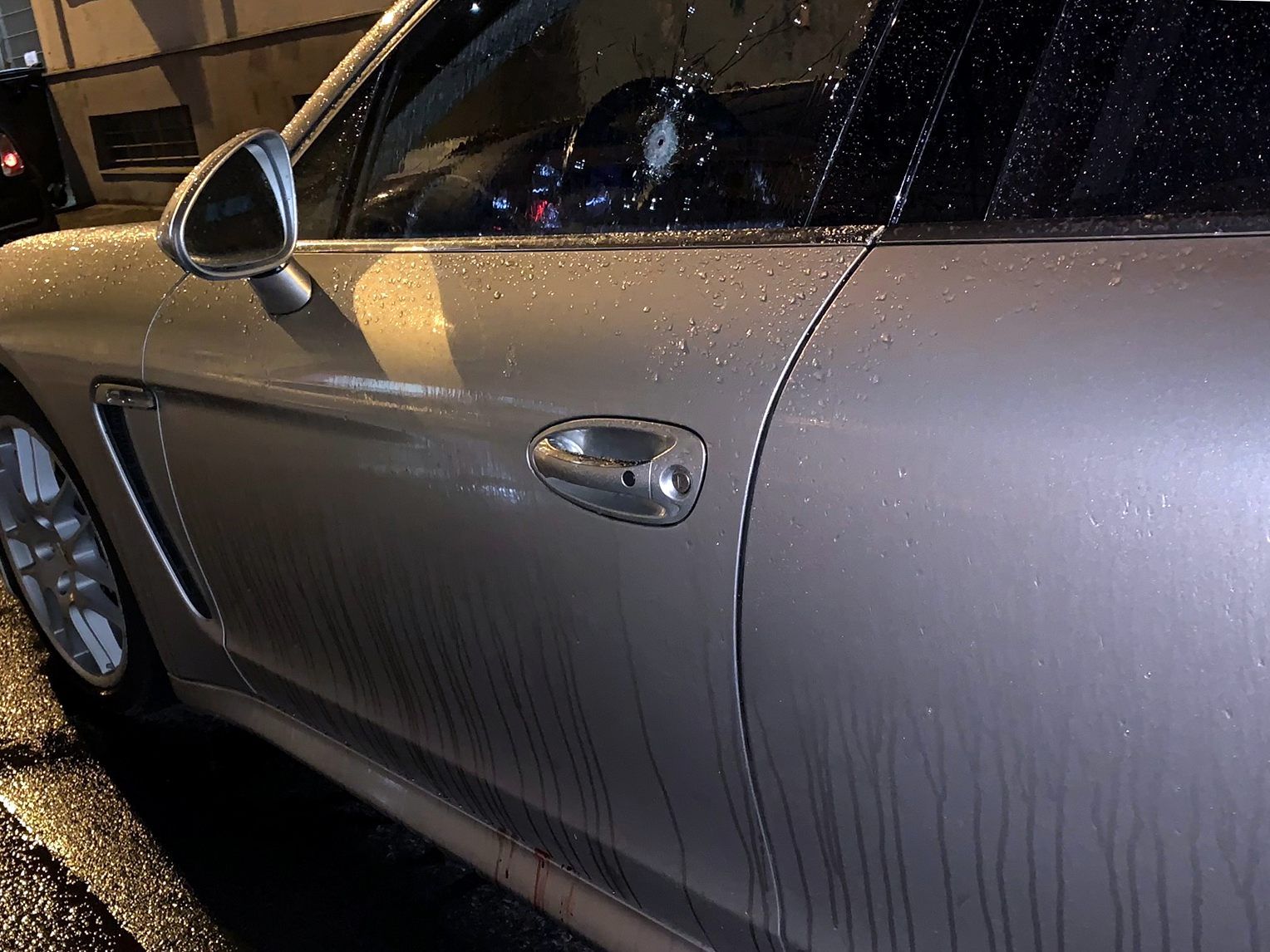 Die Schüsse wurden aus einem fahrenden Auto abgefeuert. Die Schüsse wurden aus einem fahrenden Auto abgefeuert.