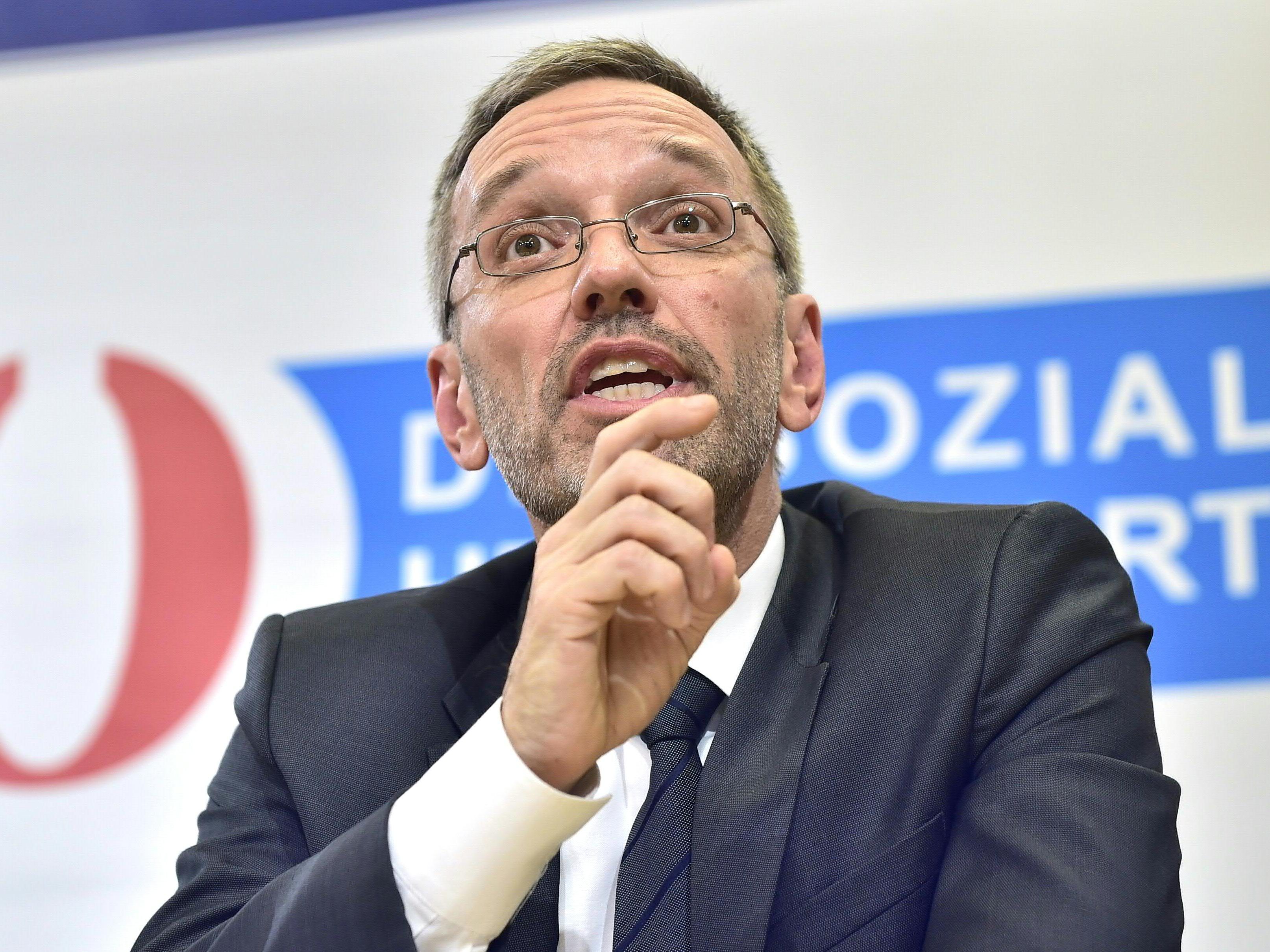 Kickl hat Goldgruber zum Generaldirektor der öffentlichen Sicherheit ernannt. Kickl hat Goldgruber zum Generaldirektor der öffentlichen Sicherheit ernannt.