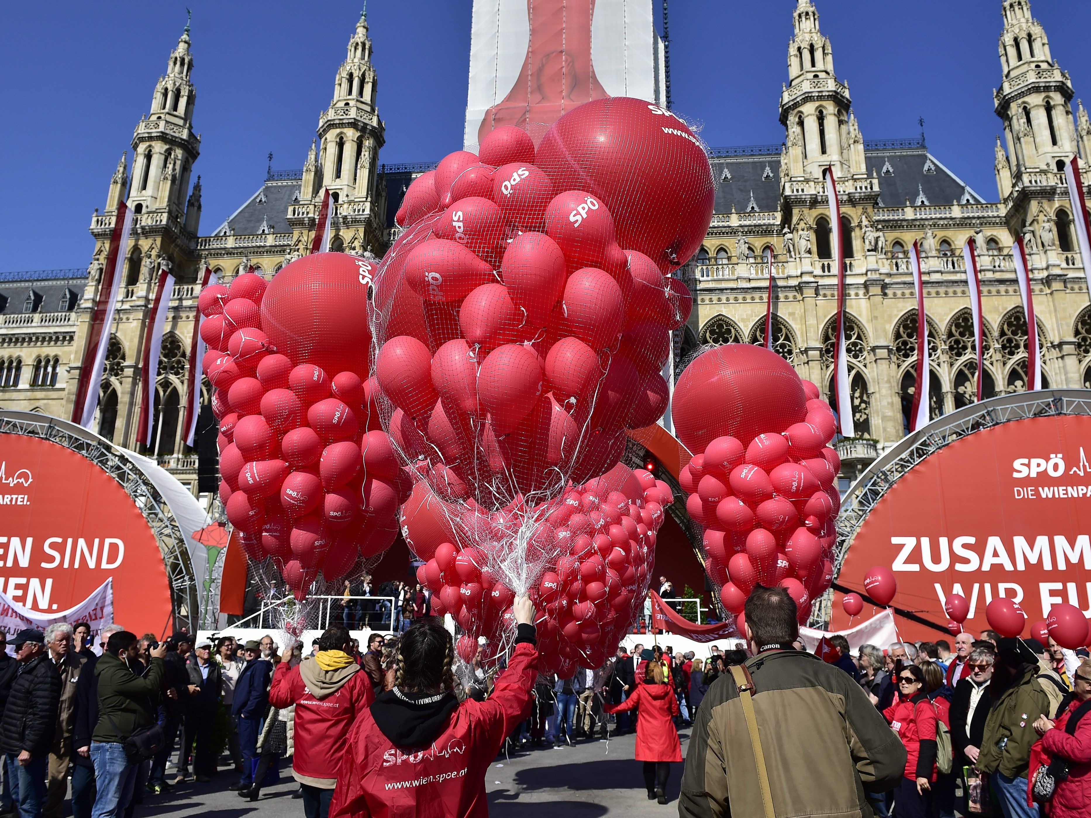Maiaumarsch in Wien: Ziel ist der Wiener Rathausplatz. Maiaumarsch in Wien: Ziel ist der Wiener Rathausplatz.