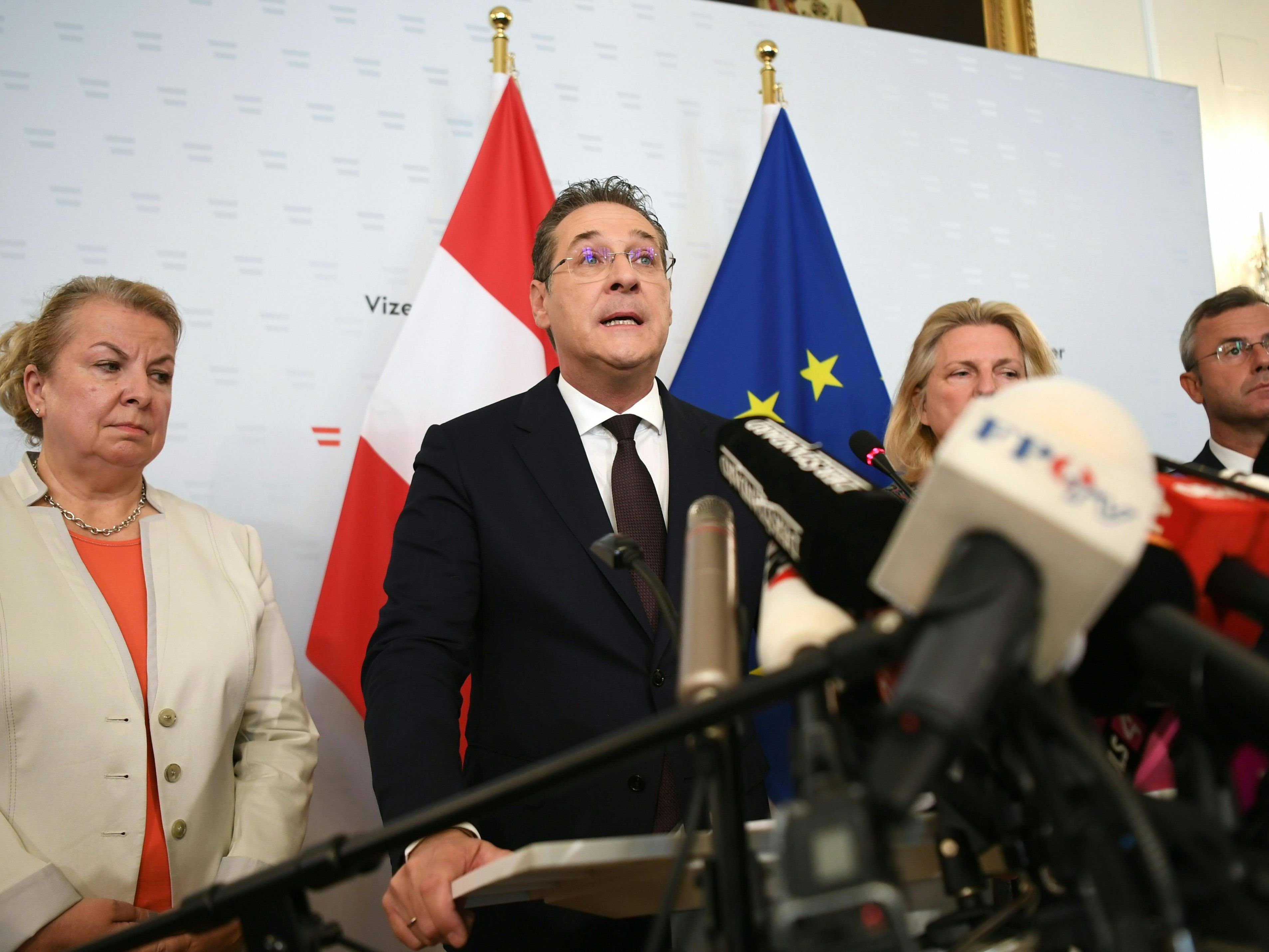 Vizekanzler Heinz-Christian Strache (FPÖ) gab am Samstag seinen Rücktritt bekannt. Vizekanzler Heinz-Christian Strache (FPÖ) gab am Samstag seinen Rücktritt bekannt.