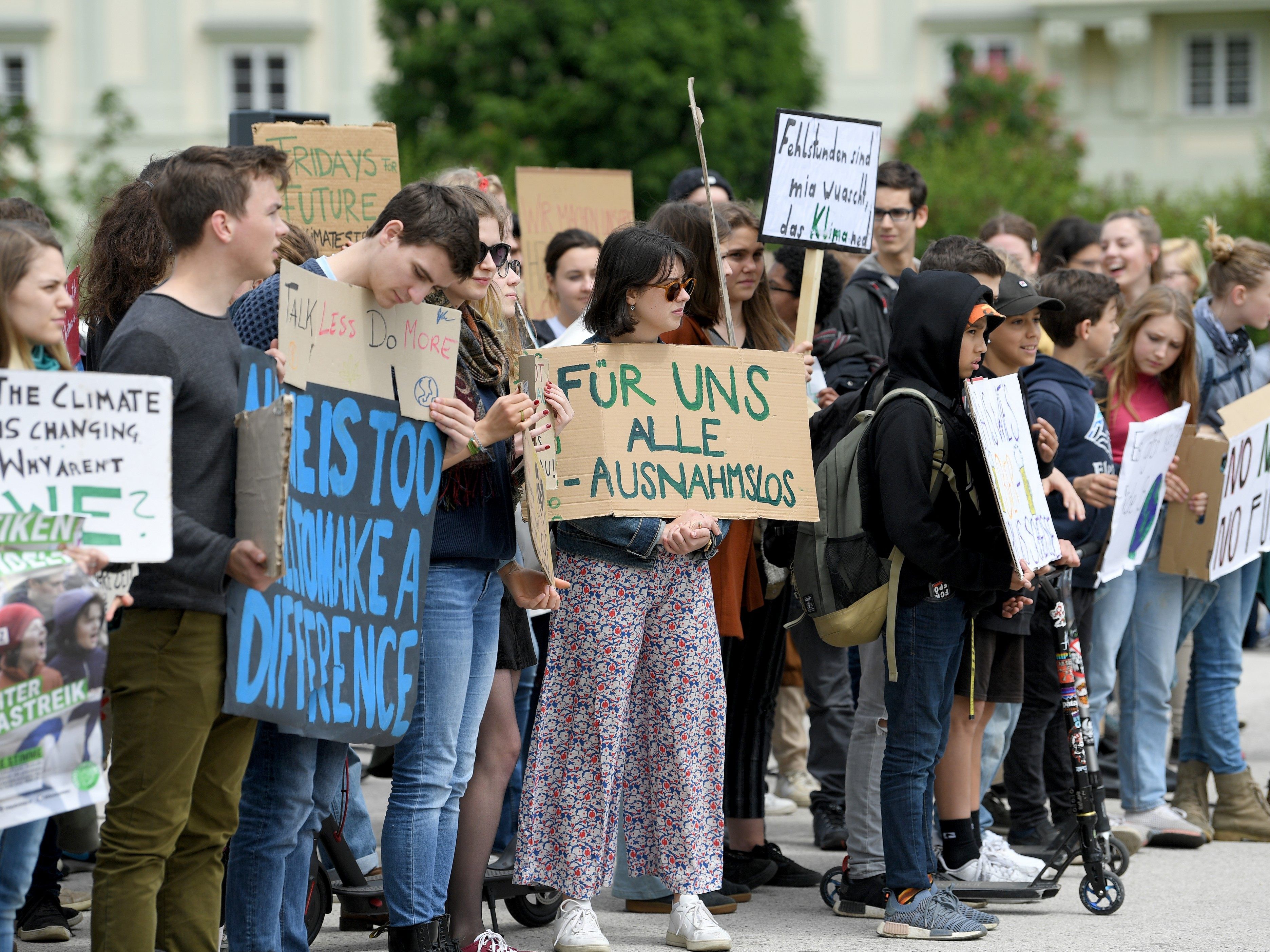 Die FridaysForFuture-Bewegung hat die Kandidaten zur EU-Wahl zu einer Klimaprüfung geladen. Die FridaysForFuture-Bewegung hat die Kandidaten zur EU-Wahl zu einer Klimaprüfung geladen.