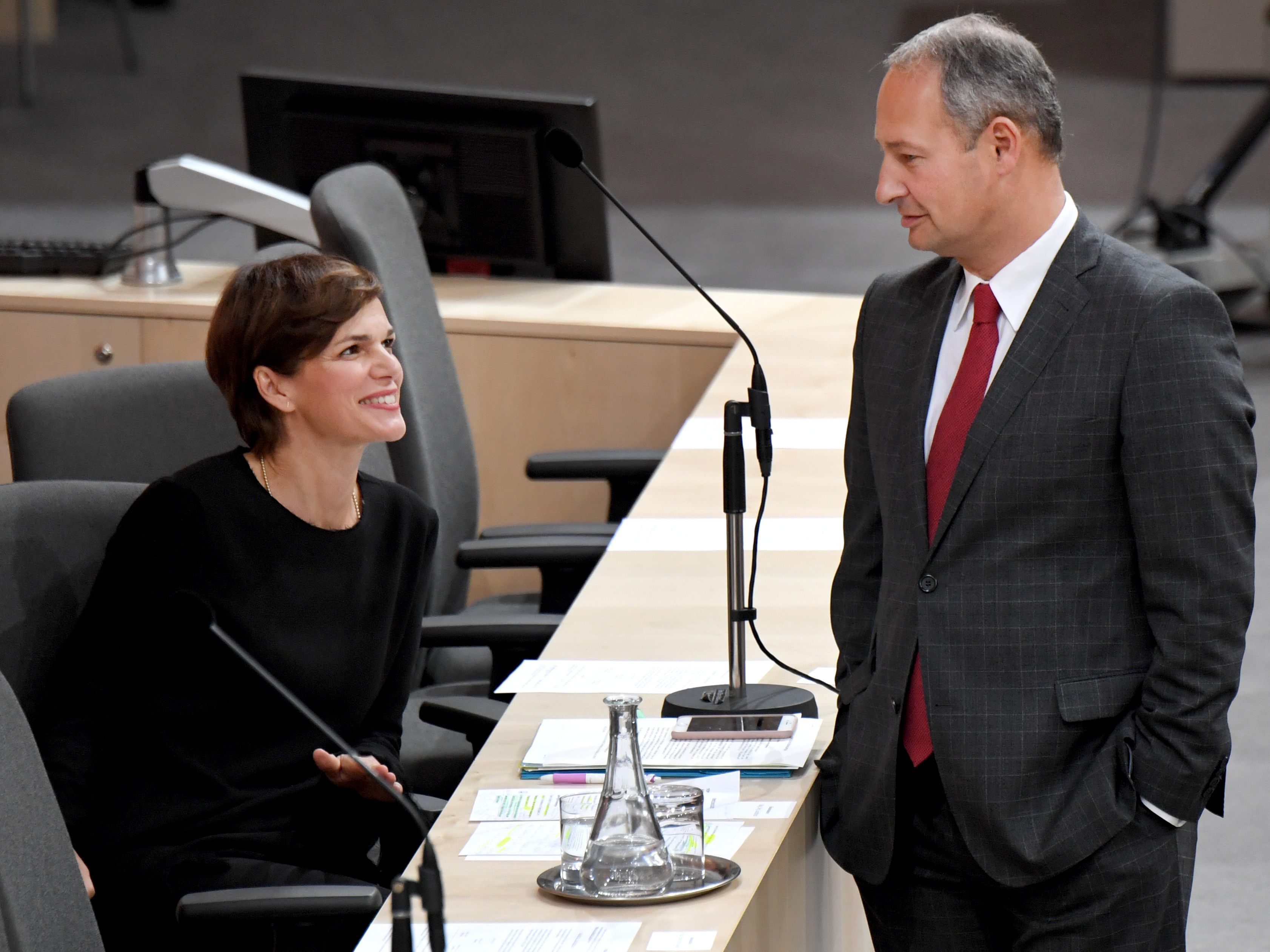 Parteichefin Pamela Rendi-Wagner und Spitzenkandidat Andreas Schieder fürchten eine Kooperation von der ÖVP mit Rechtsaußen-Parteien Parteichefin Pamela Rendi-Wagner und Spitzenkandidat Andreas Schieder fürchten eine Kooperation von der ÖVP mit Rechtsaußen-Parteien