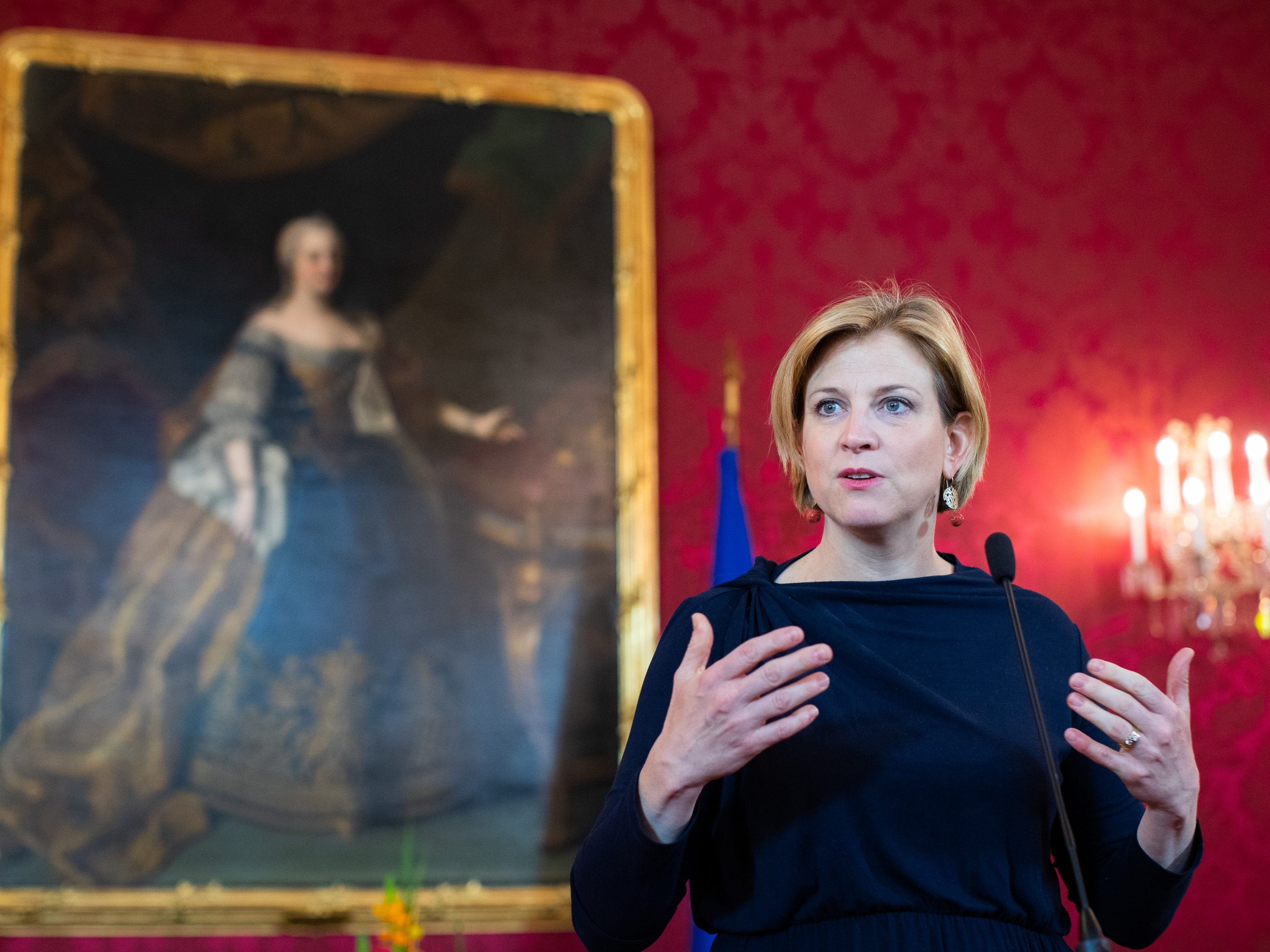 "Wir brauchen jetzt eine radikal neue politische Kultur und umfassende Transparenz", forderte NEOS-Chefin Beate Meinl-Reisinger.