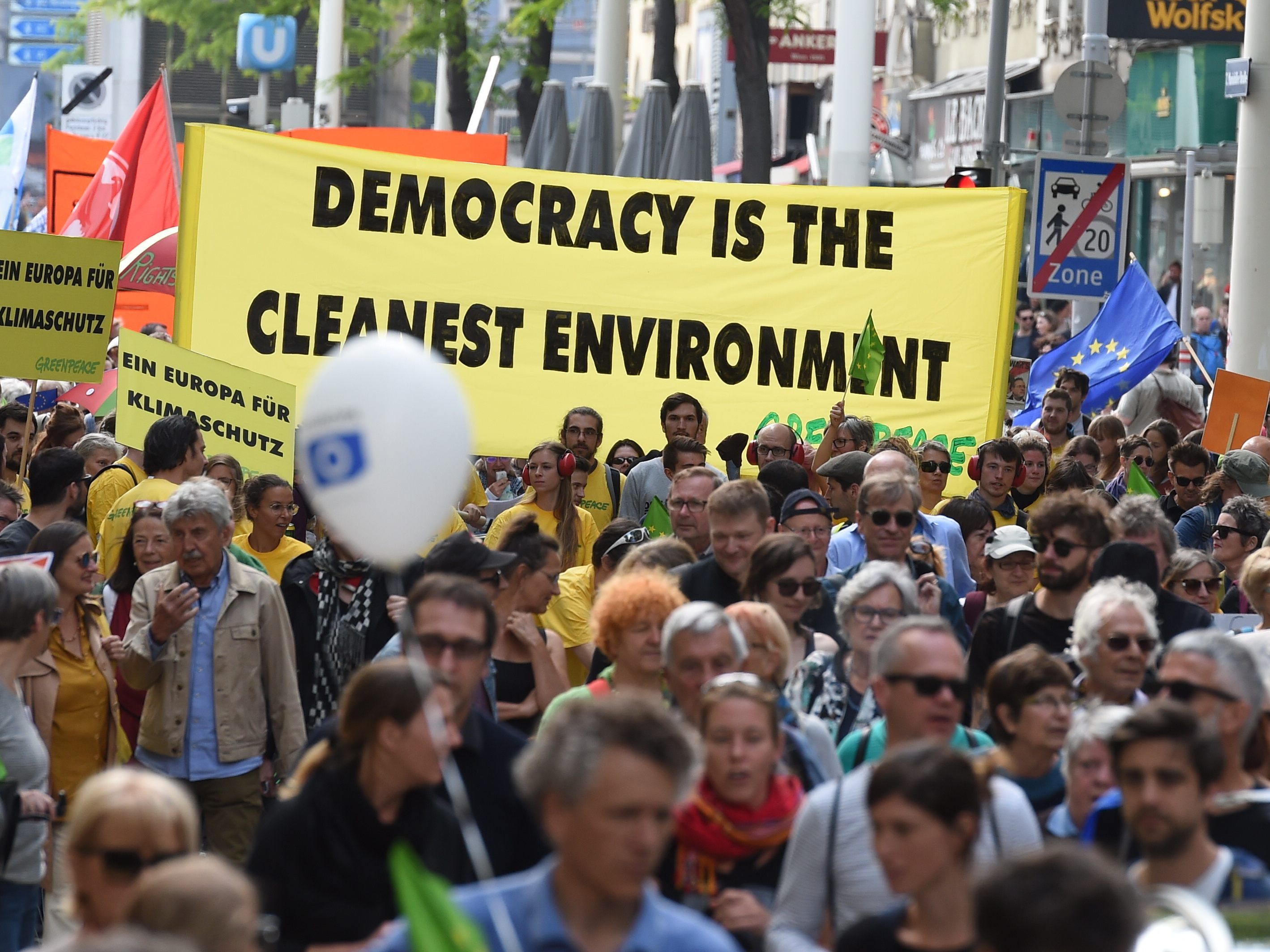 Tausende demonstrierten am Sonntag in Wien für ein freies Europa. Tausende demonstrierten am Sonntag in Wien für ein freies Europa.