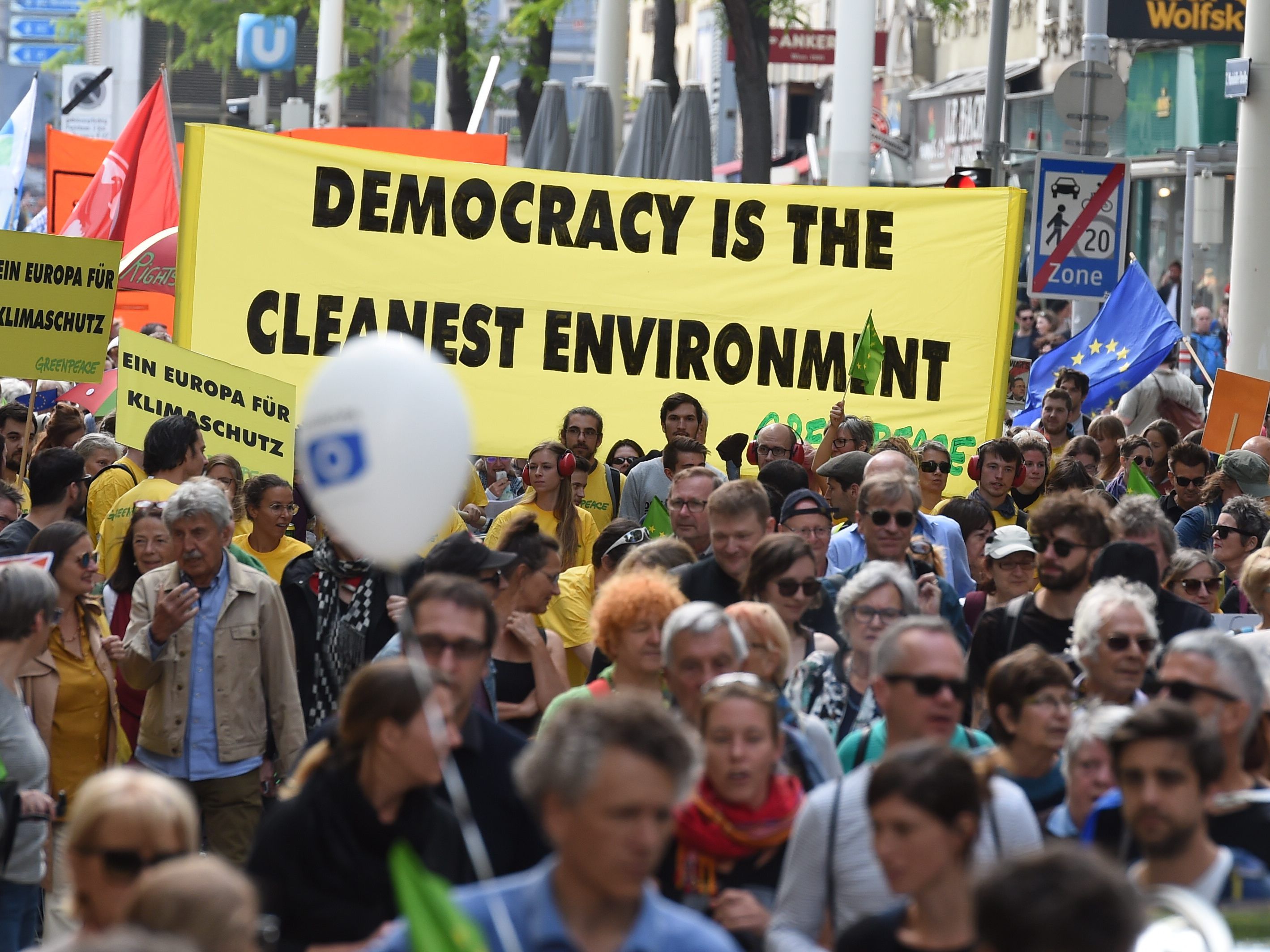 Tausende demonstrierten am Sonntag in Wien für ein freies Europa.