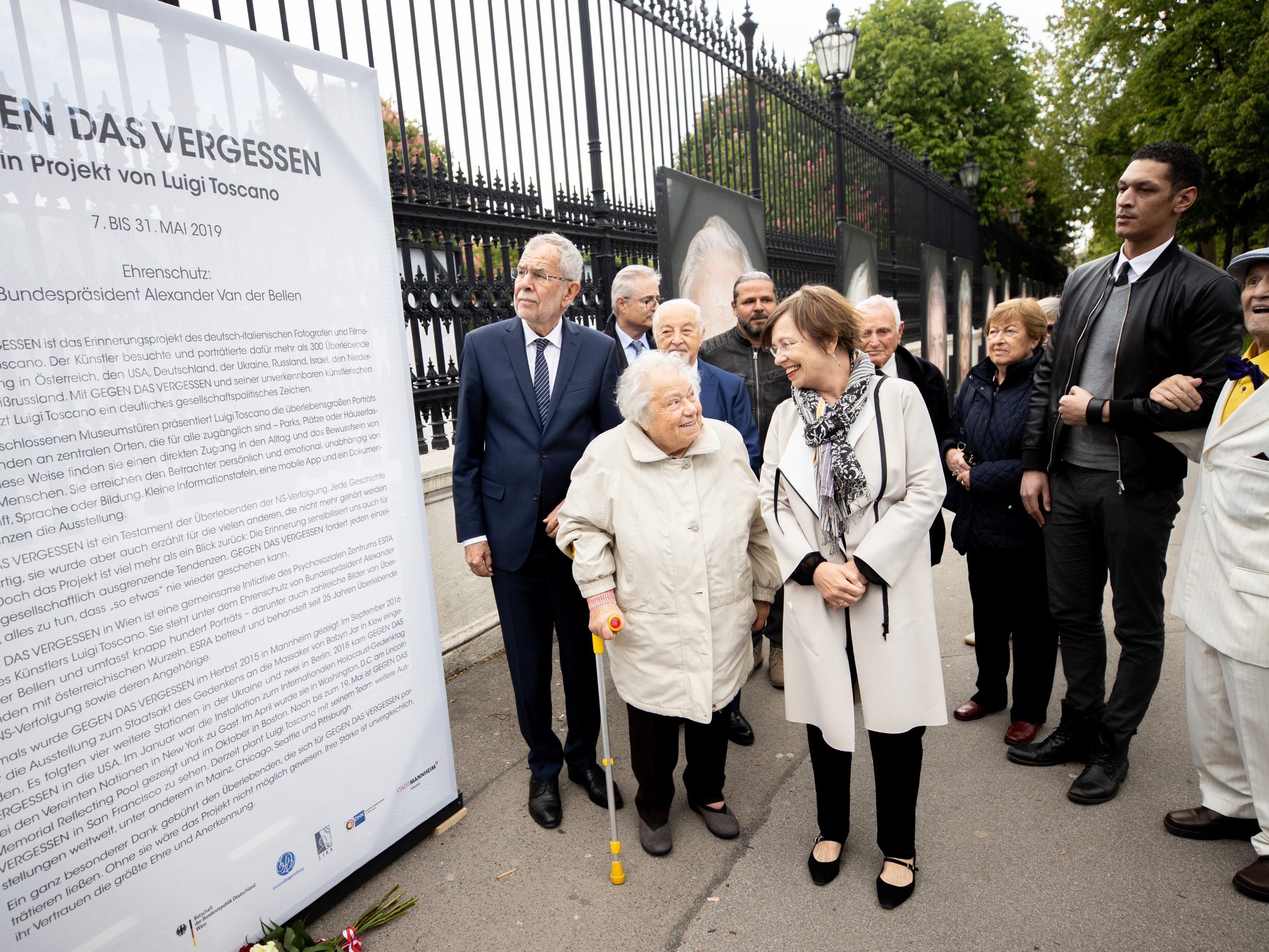Zeitzeugen, Fotograf Luigi Toscano, Bundespräsident Alexander van der Bellen und Doris Schmidauer bei der Eröffnung am Wiener Ring Zeitzeugen, Fotograf Luigi Toscano, Bundespräsident Alexander van der Bellen und Doris Schmidauer bei der Eröffnung am Wiener Ring