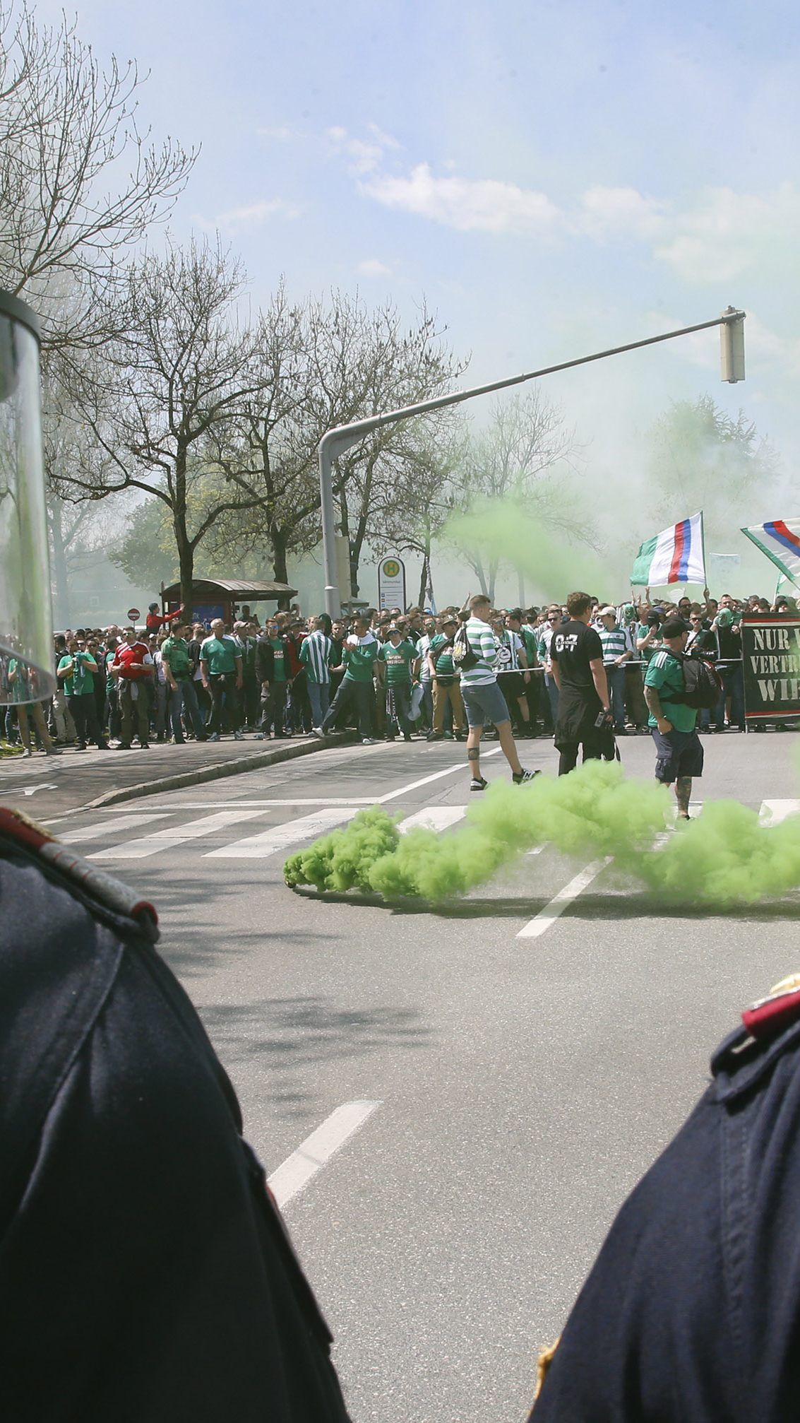 Beim Rapid Wien-Fanmarsch wurde eine Person durch einen Böller verletzt.