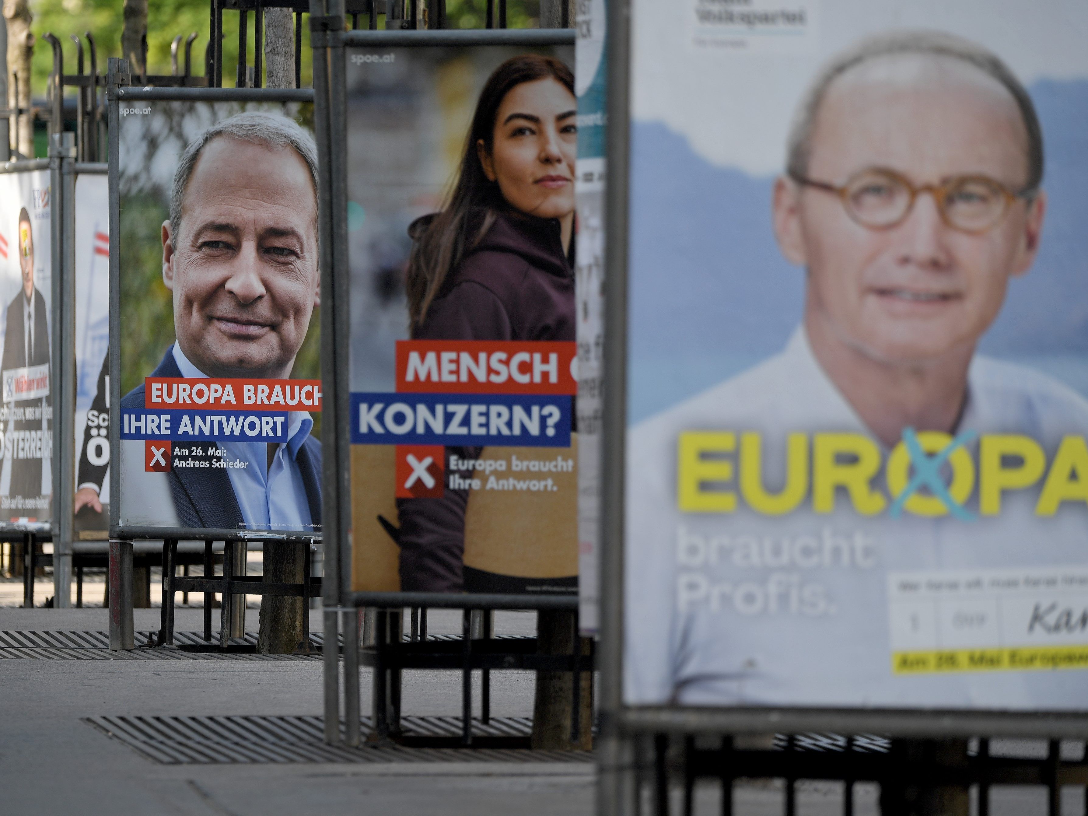 Die Spitzenkandidaten zur EU-Wahl treffen am Sonntag bei der ersten Elefantenrunde aufeinander Die Spitzenkandidaten zur EU-Wahl treffen am Sonntag bei der ersten Elefantenrunde aufeinander