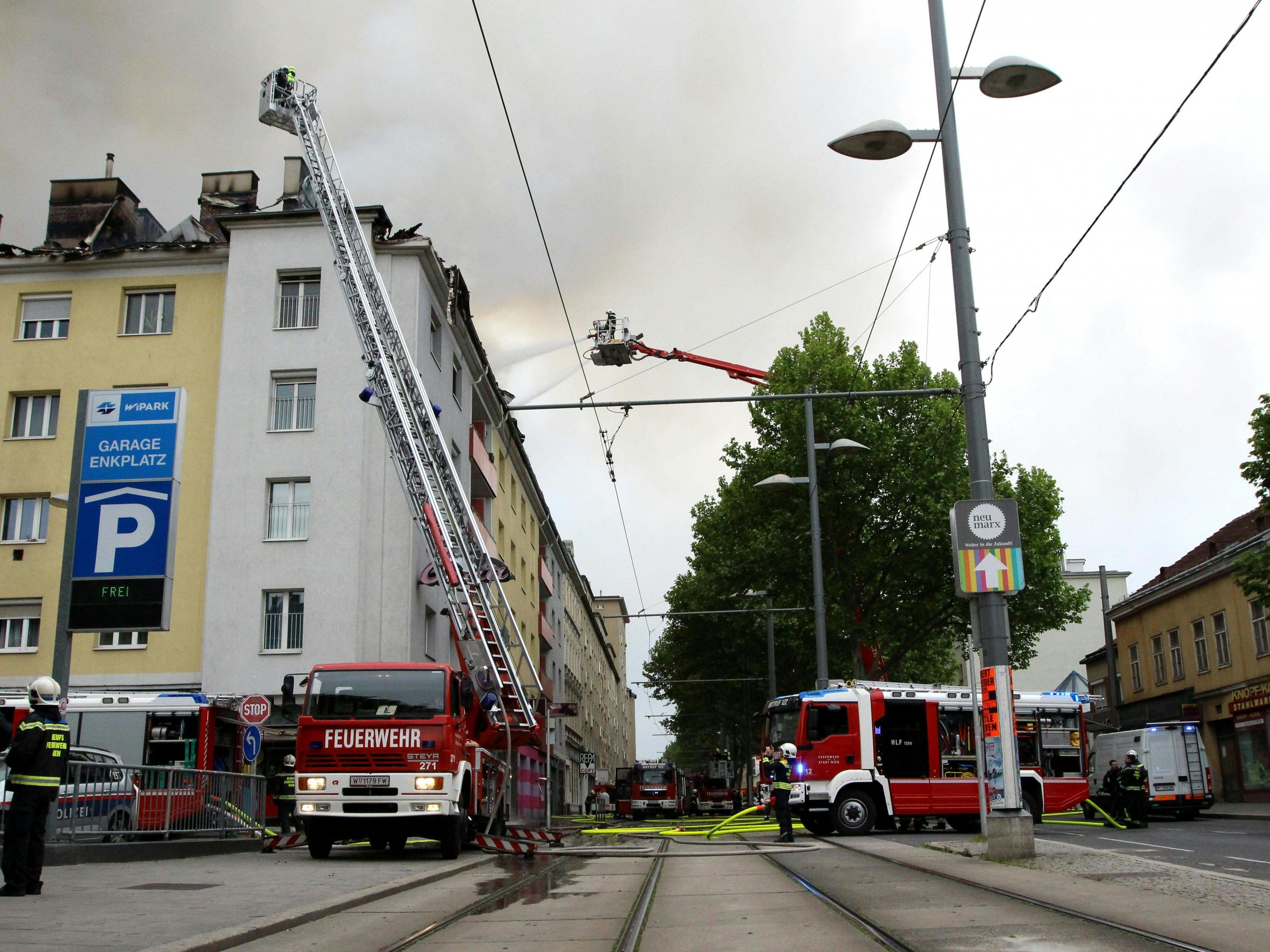 Nach dem Brand in Wien-Simmering, gibt es weiterhin Straßensperren. Nach dem Brand in Wien-Simmering, gibt es weiterhin Straßensperren.