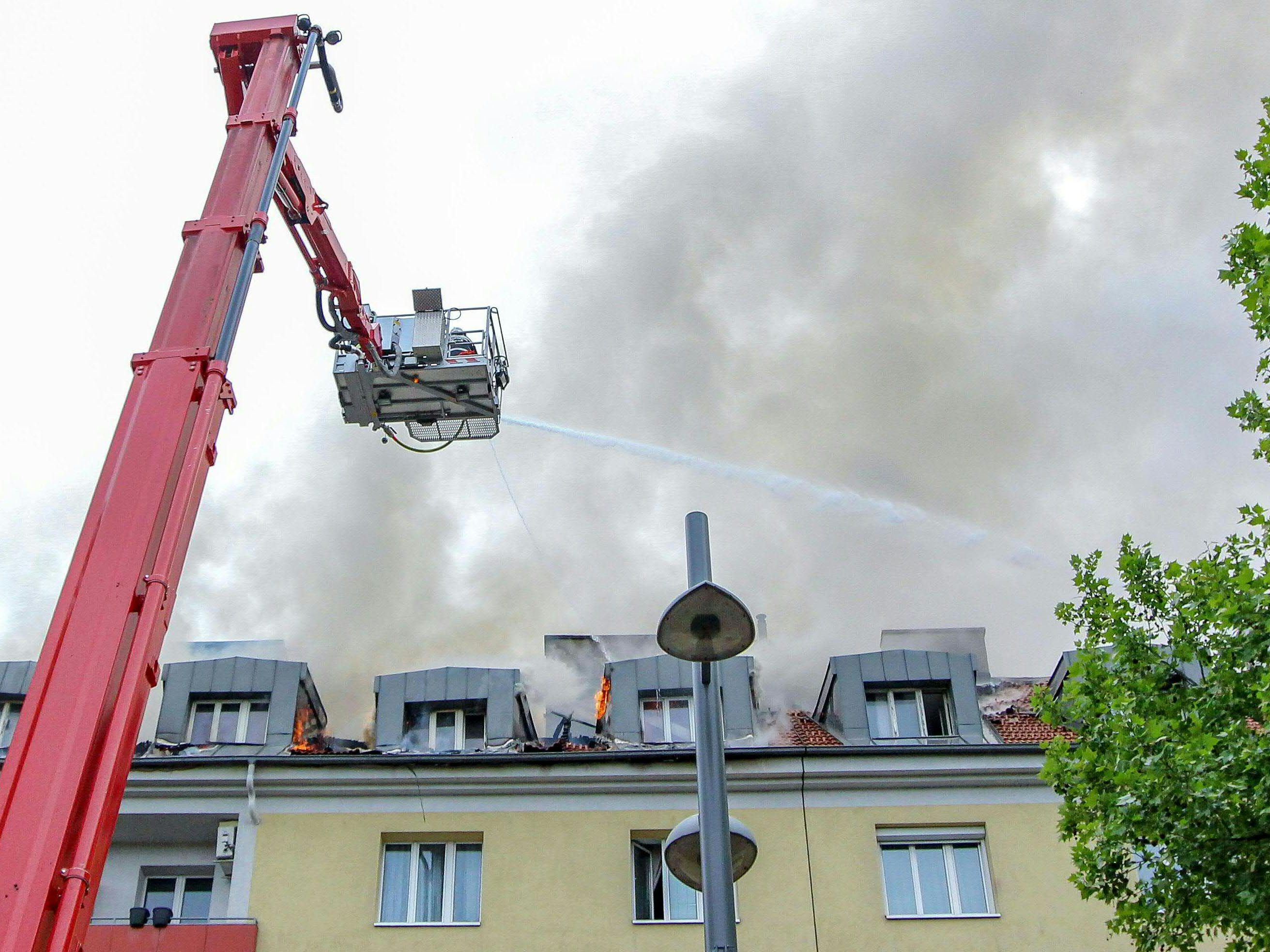 Einsatzkräfte der Feuerwehr bei der Brandbekämpfung in Simmering