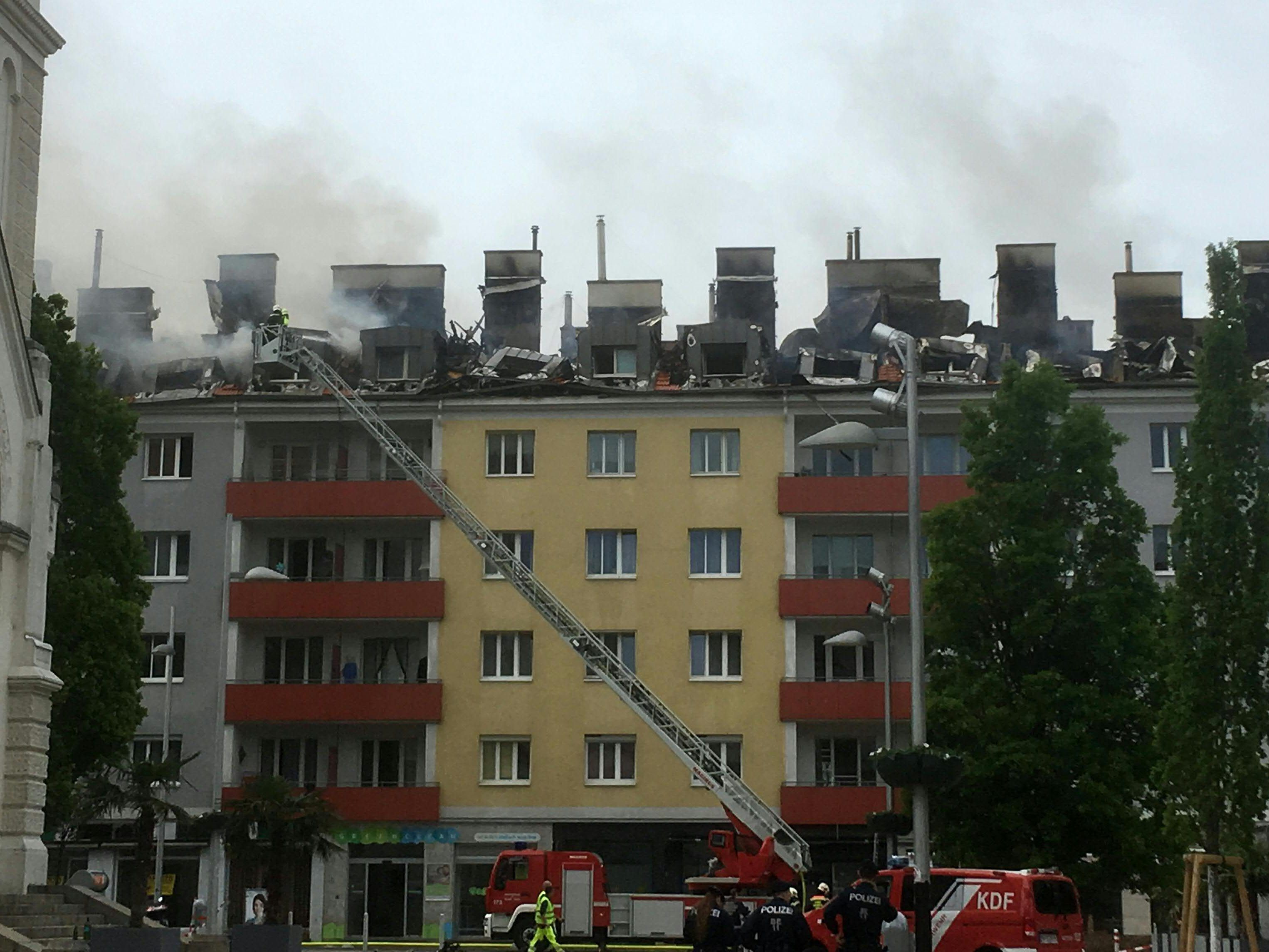 Der Großbrand in Simmering hinterließ den Wohnkomplex unbewohnbar