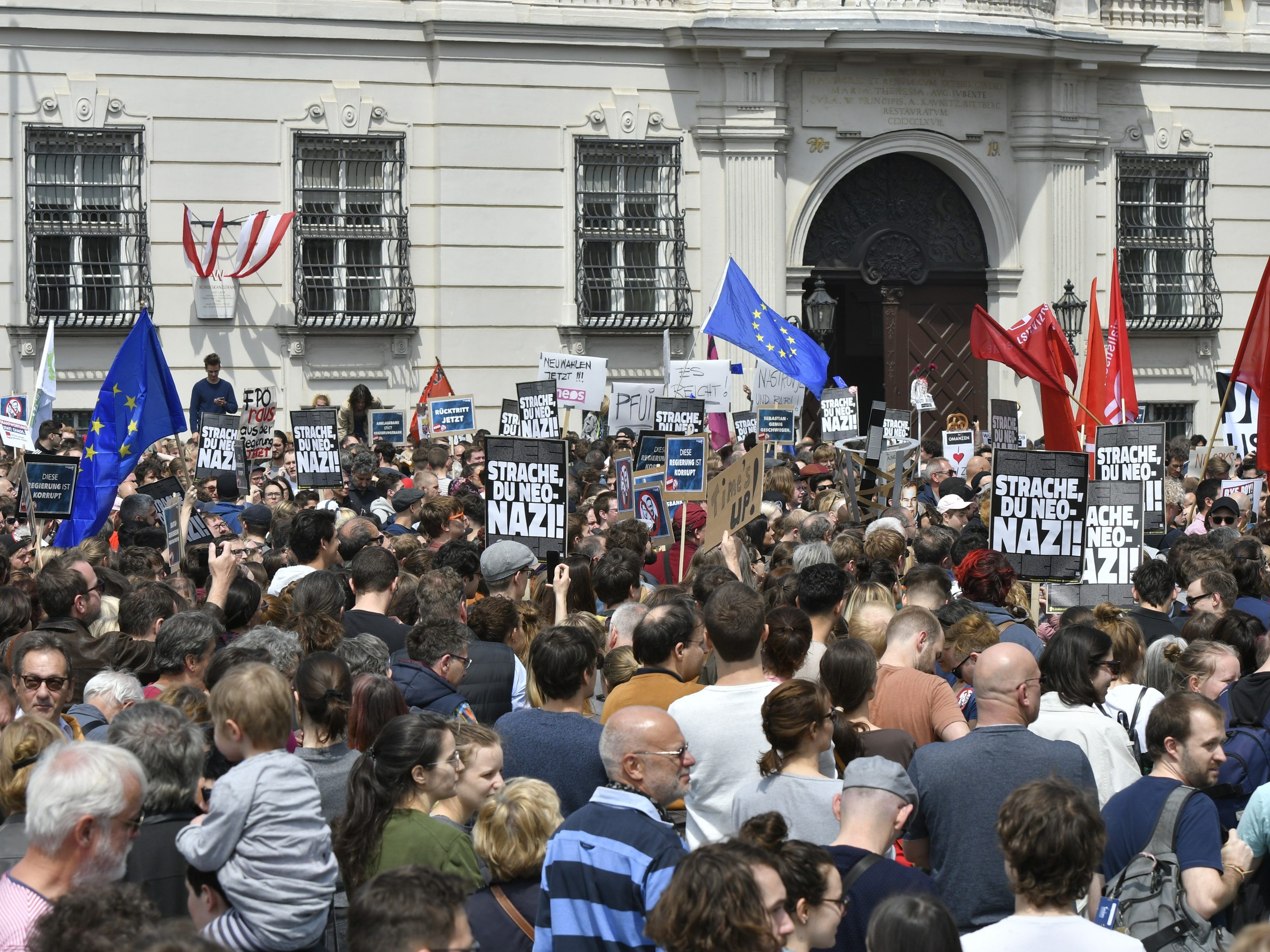Tausende Demonstranten auf dem Wiener Ballhausplatz. Tausende Demonstranten auf dem Wiener Ballhausplatz.