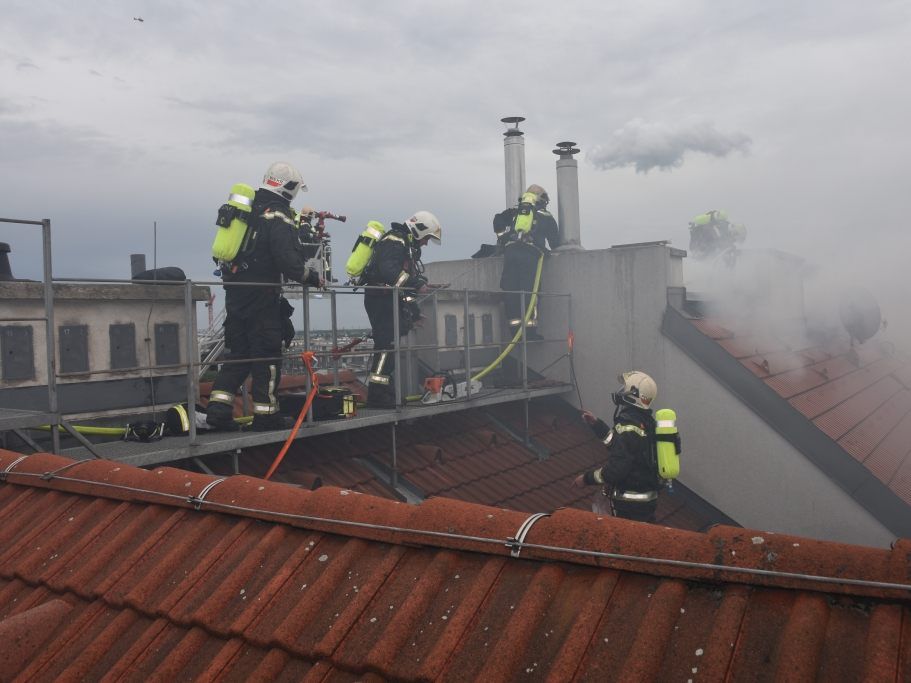 Die Feuerwehr verhinderte ein Übergreifen der Flammen auf ein angrenzendes Haus. Die Feuerwehr verhinderte ein Übergreifen der Flammen auf ein angrenzendes Haus.
