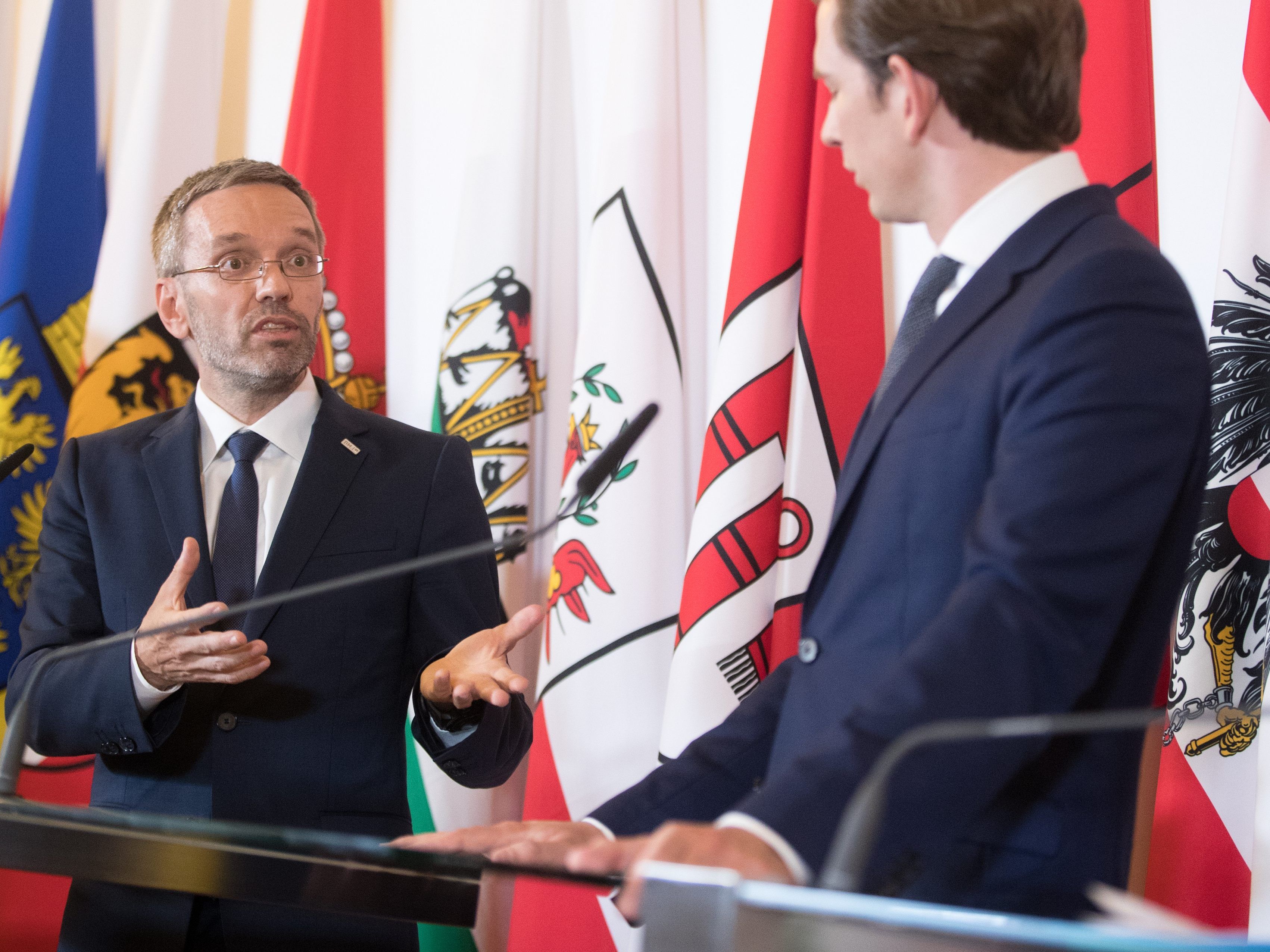 Bundeskanzler Kurz hat vorgeschlagen den Innenminister aus der Regierung entlassen. Bundeskanzler Kurz hat vorgeschlagen den Innenminister aus der Regierung entlassen.