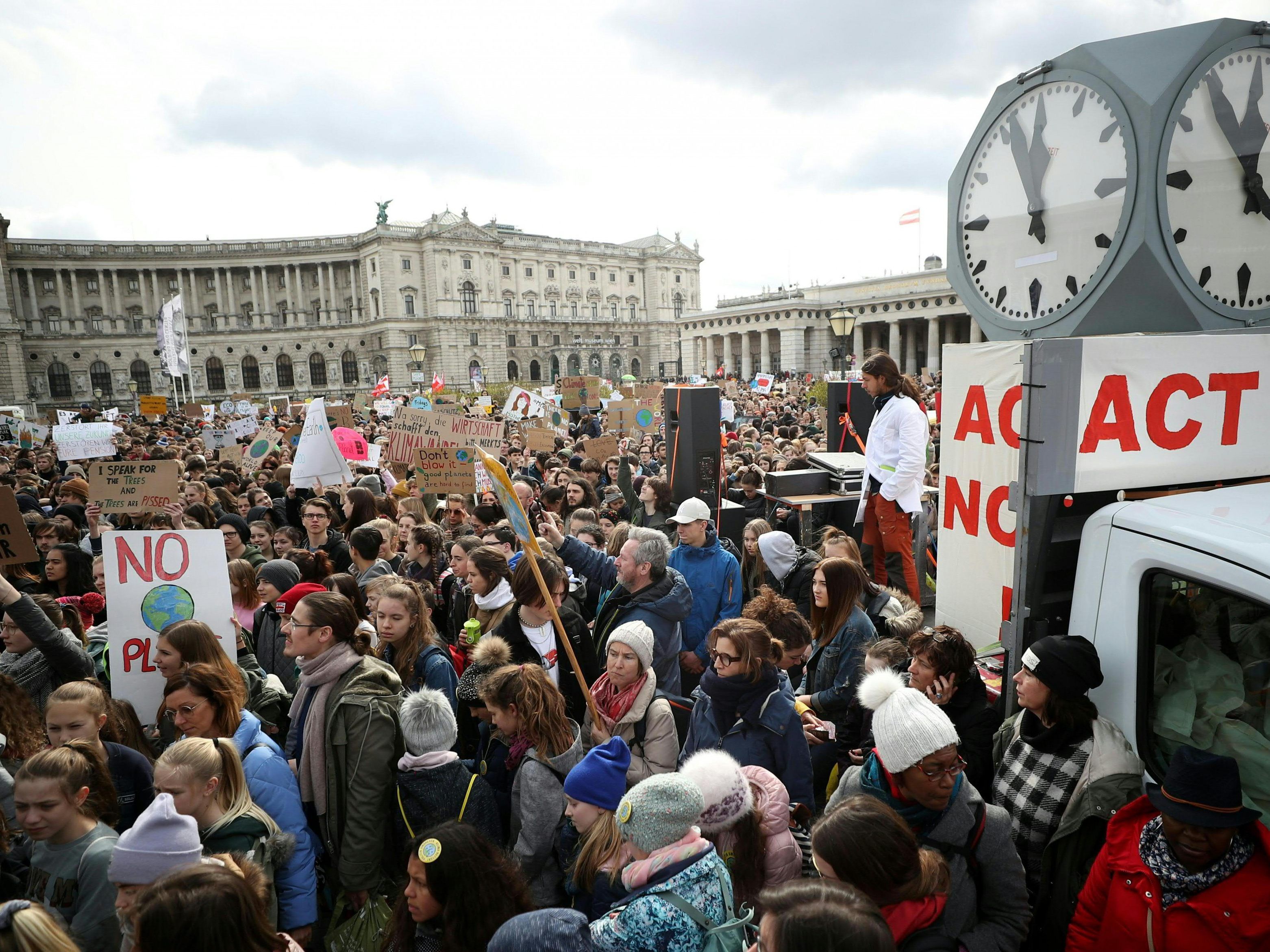Am 19. Mai werden europaweit Menschen auf die Straßen gehen und demonstrieren. Am 19. Mai werden europaweit Menschen auf die Straßen gehen und demonstrieren.