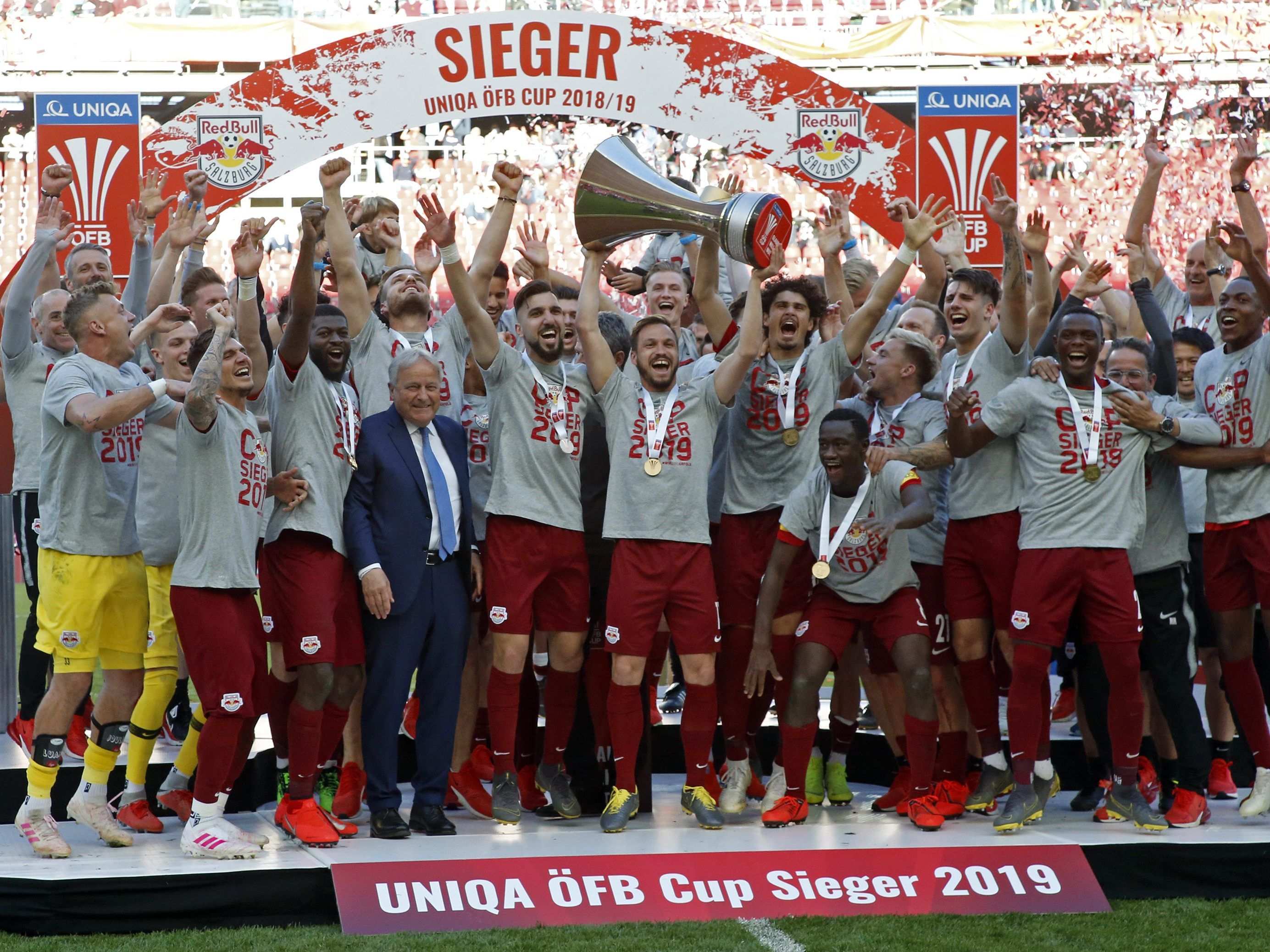 Die Salzburger stiegen zur alleinigen Nummer vier in der ewigen Siegerliste auf. Die Salzburger stiegen zur alleinigen Nummer vier in der ewigen Siegerliste auf.