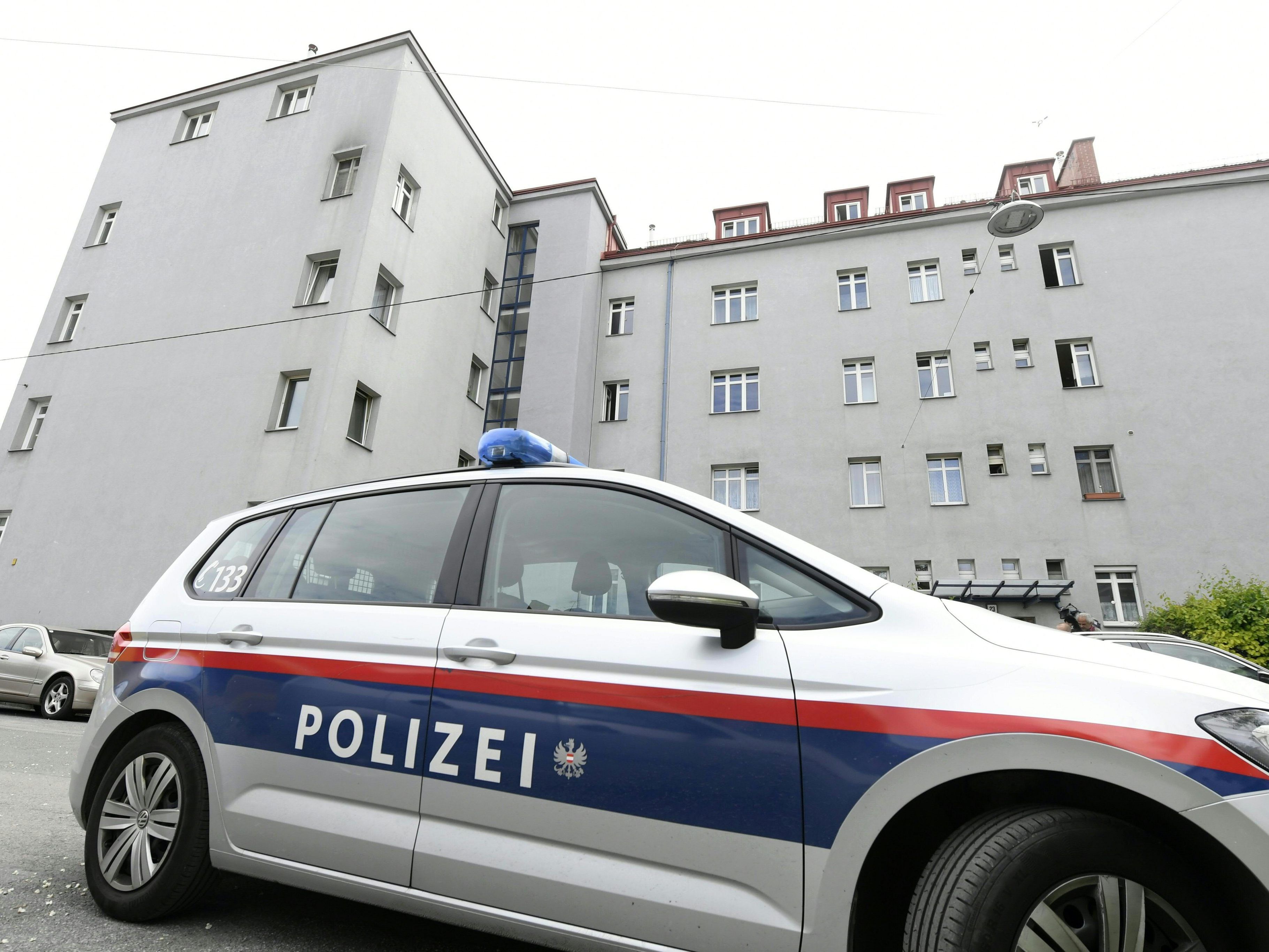 Die drei weiblichen Leichen wurden in einer Wohnung in Wien-Floridsdorf entdeckt. Die drei weiblichen Leichen wurden in einer Wohnung in Wien-Floridsdorf entdeckt.