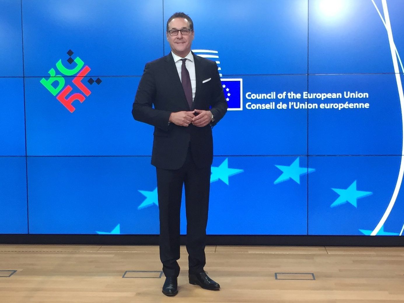 Strache überlegt weiter ob ein das Mandat annehmen soll. Strache überlegt weiter ob ein das Mandat annehmen soll.