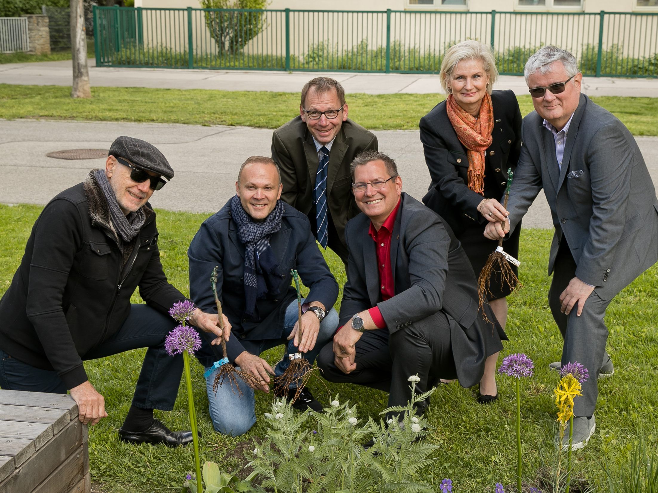 V.l.n.r.: Willi Resetarits, Rainer Christ vom Weingut Christ, Religionslehrer Mag. Dietmar Müller, Bezirksvorsteher Georg Papai, Direktorin Mag. Susanne Neuner und KommR Helmut Schramm, Präsident des Schulerhalters Fonds der Wiener Kaufmannschaft
