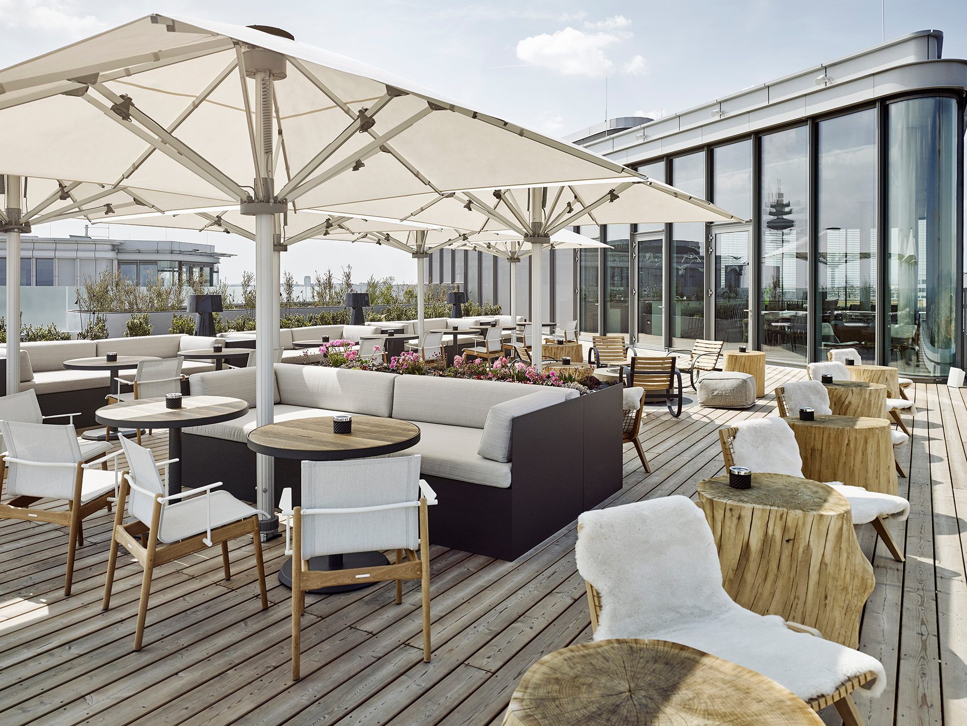 Im 16. Stock von Andaz Vienna Am Belvedere liegt die Rooftop-Bar "Aurora" Im 16. Stock von Andaz Vienna Am Belvedere liegt die Rooftop-Bar "Aurora"