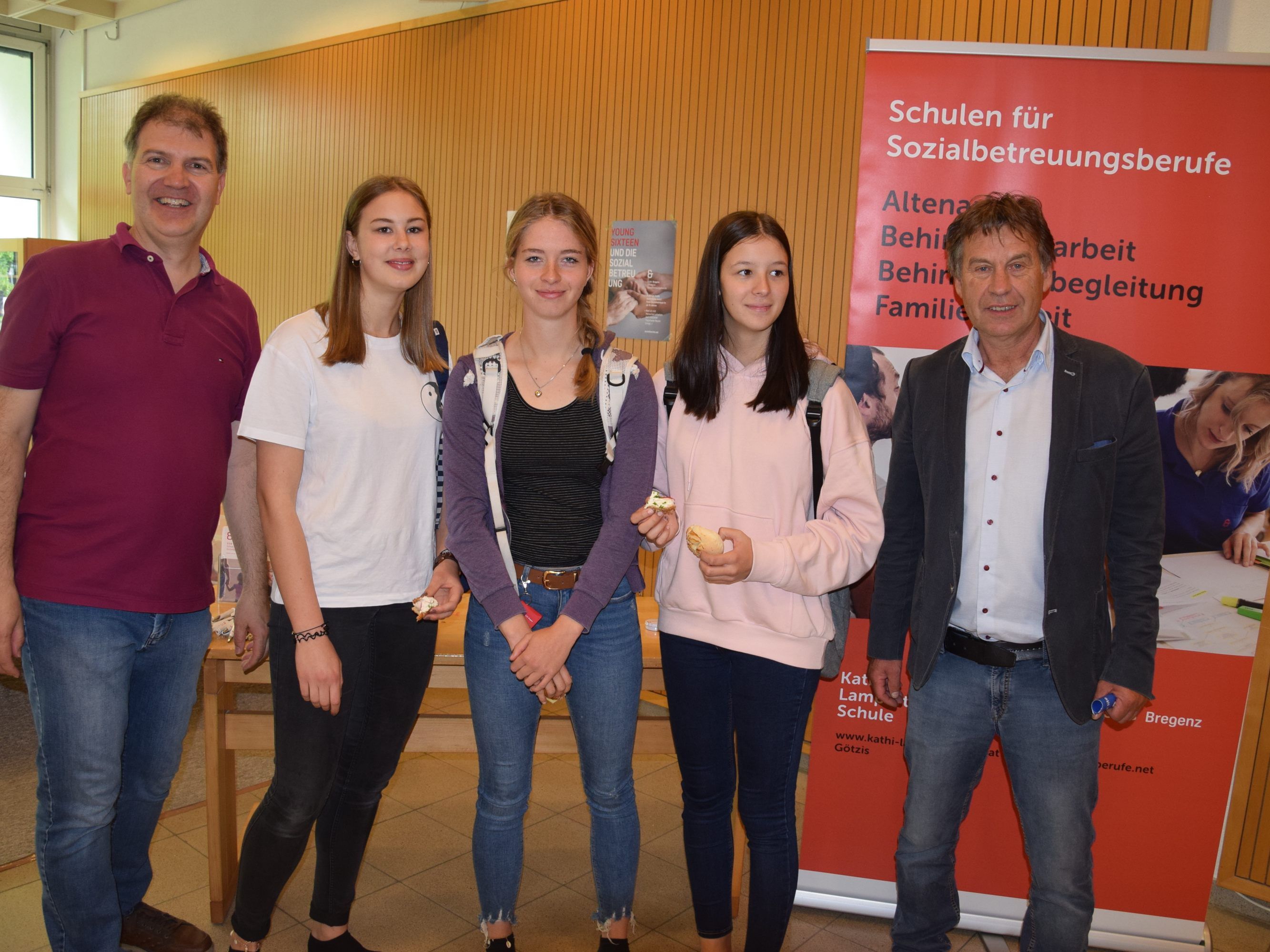 v.l. Wolfgang Hauser (SOB Bregenz), Luna Färber, Paula Wolf, Valentina Siciliano und Dir. Thomas Rothmund