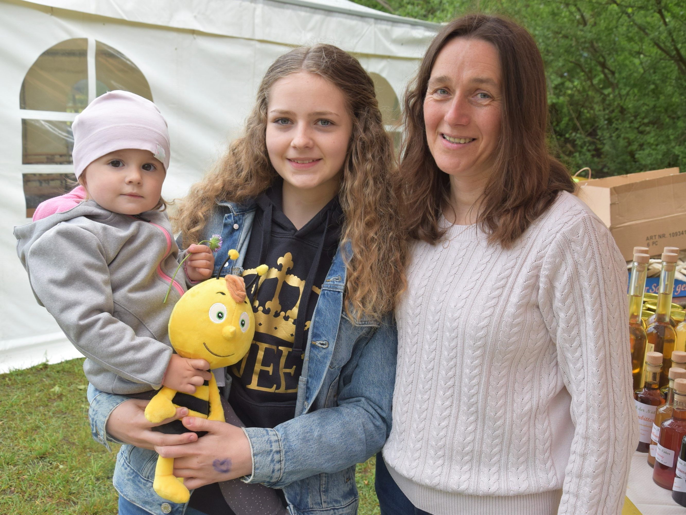 Feierten mit beim Bienenfest: v.l. Emma (2), Diana und Sabine