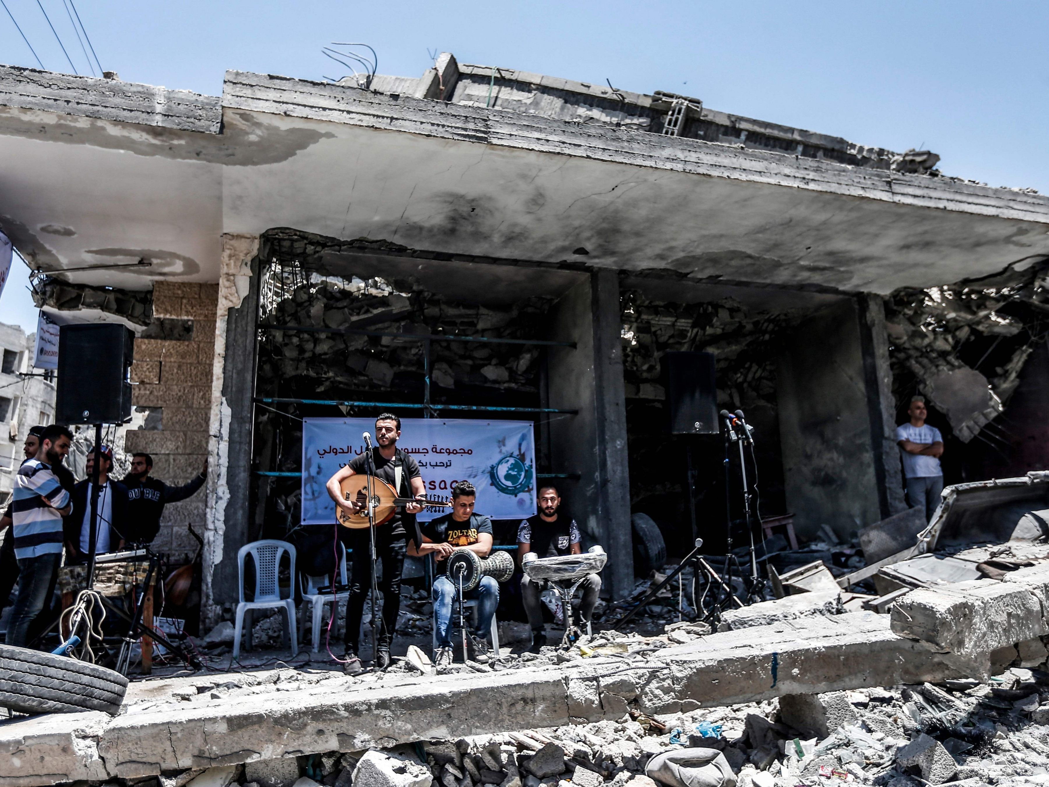 Mehrere Bands aus Gaza nahmen an dem Konzert in den Resten eines jüngst zerstörten Gebäudes teil. Mehrere Bands aus Gaza nahmen an dem Konzert in den Resten eines jüngst zerstörten Gebäudes teil.