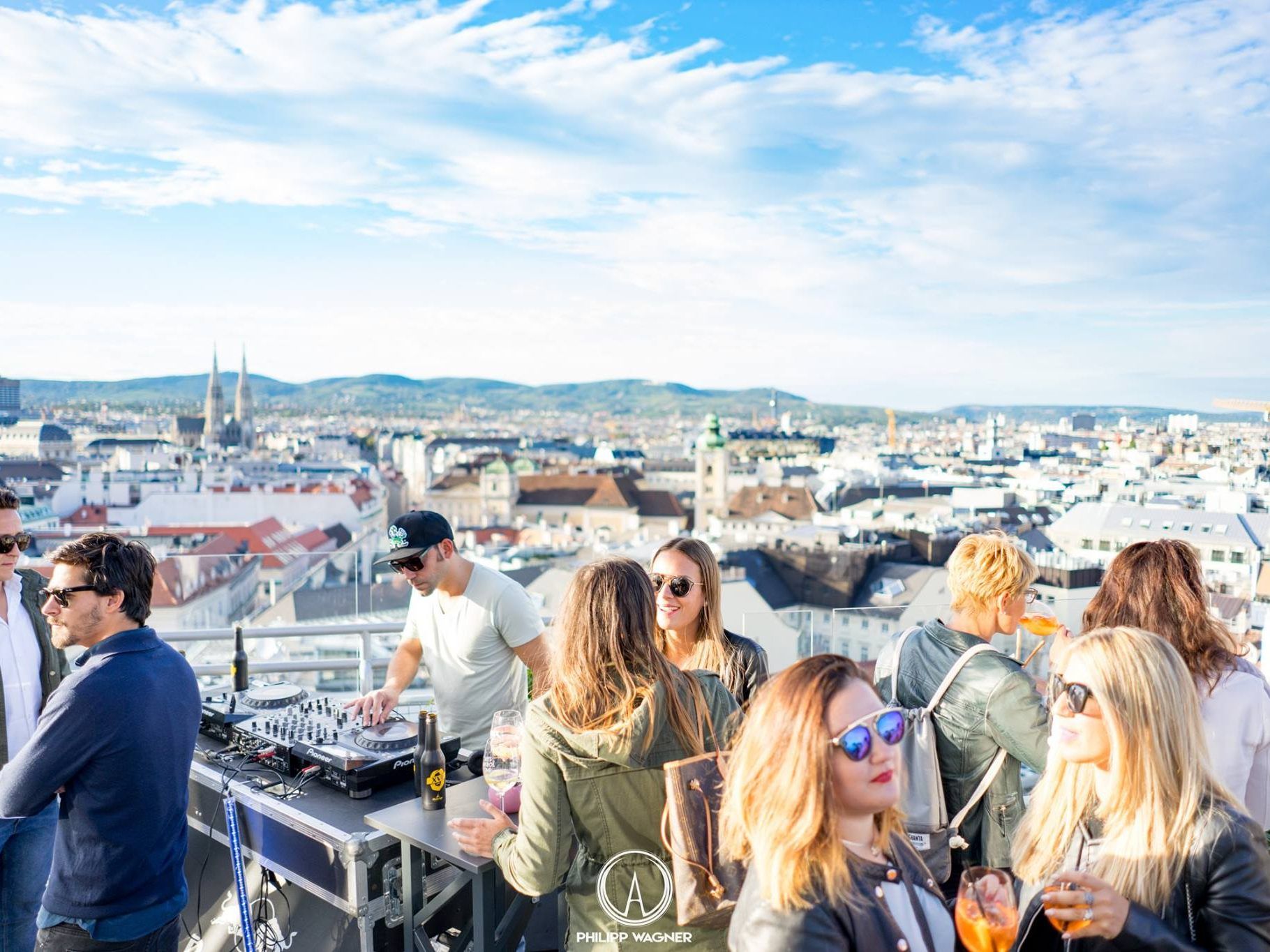 Die neue Rooftop Bar öffnet am 14. Juni in Wien. Die neue Rooftop Bar öffnet am 14. Juni in Wien.