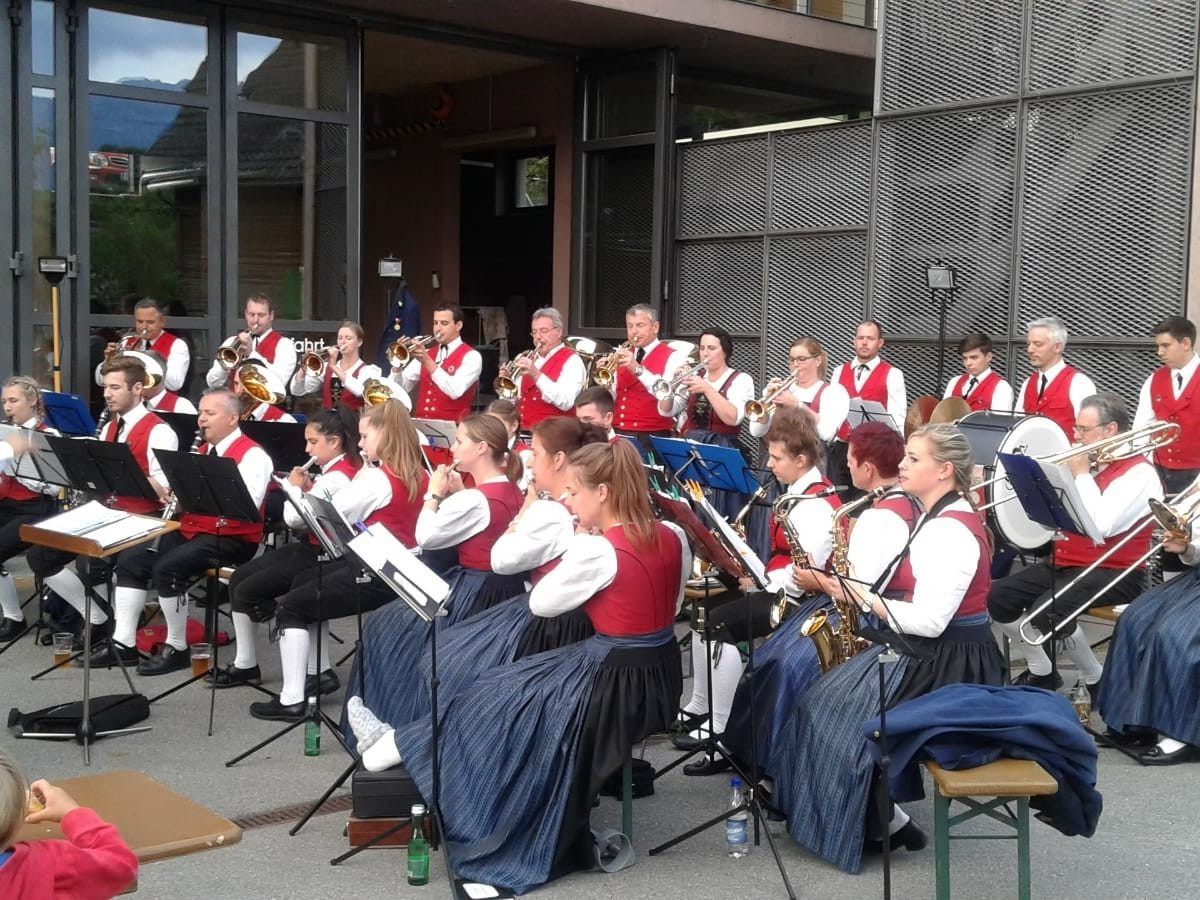 Sommerabend beim Feuerwehrhaus