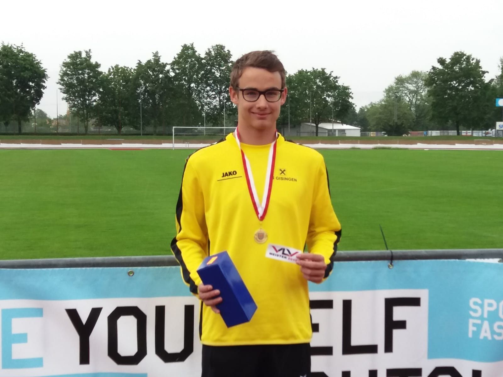 GOLD für Max Schneider im Stabhochsprung