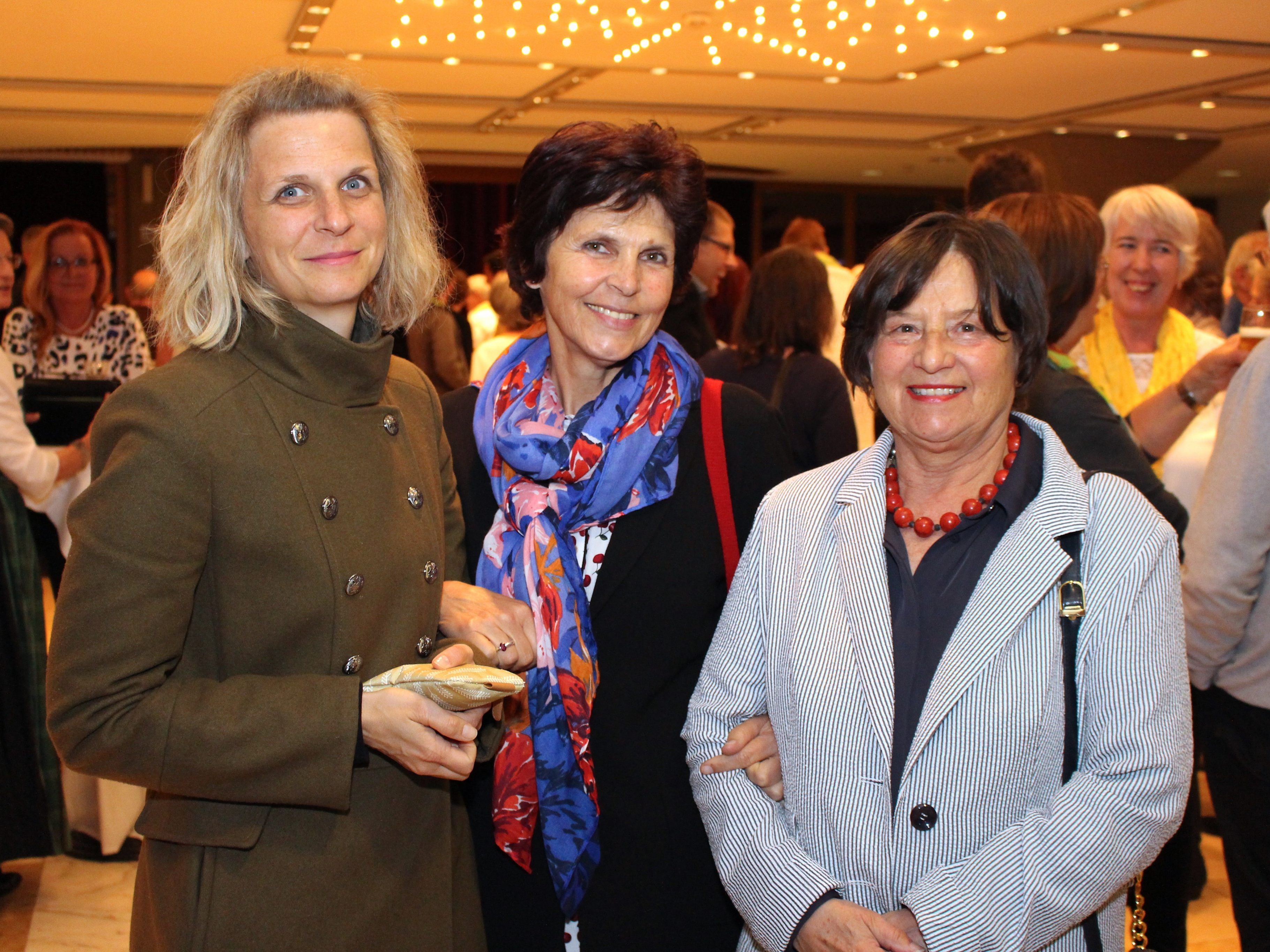 Die drei Damen Nadine, Henriette und Maritta verbrachten schöne Stunden im Reichshofssaal Die drei Damen Nadine, Henriette und Maritta verbrachten schöne Stunden im Reichshofssaal