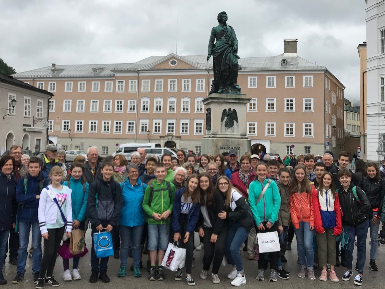 Eien schöne Geste, dass wir in Salzburg beim Mozartdenkmal Schülerinnen und Schüler samt Lehrpersonen zufällig trafen.