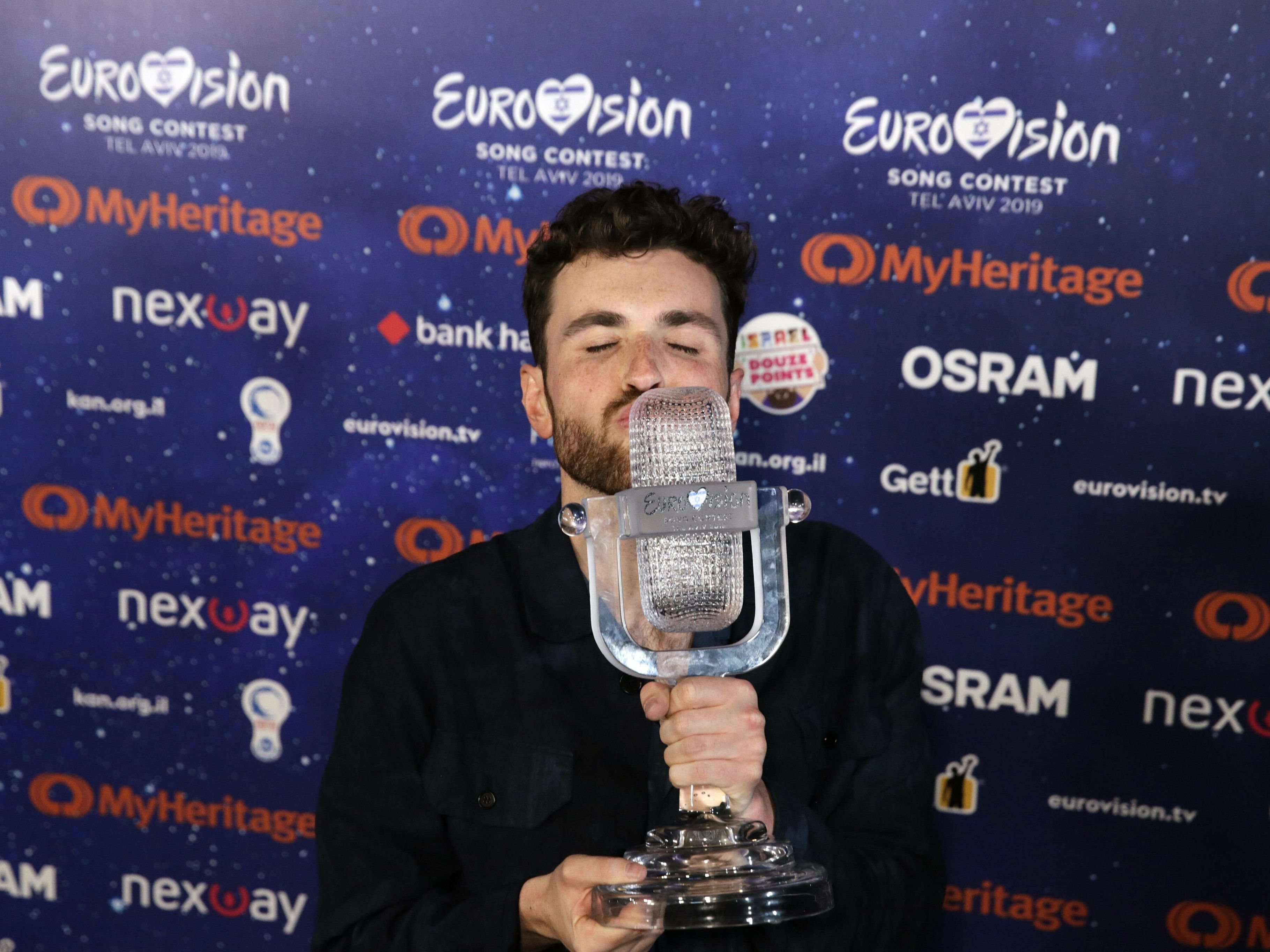 Laurence holte die ESC-Trophäe für die Niederlande.