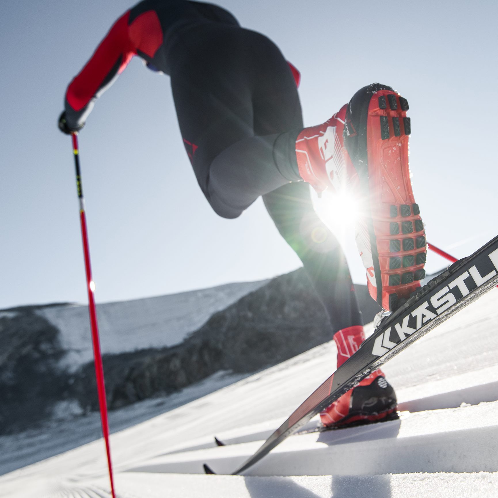 Mit Langlauf- und Sprungski von Kästle - Im ÖSV vorerst Nachwuchs in Nordischer Kombination ausgerüstet.