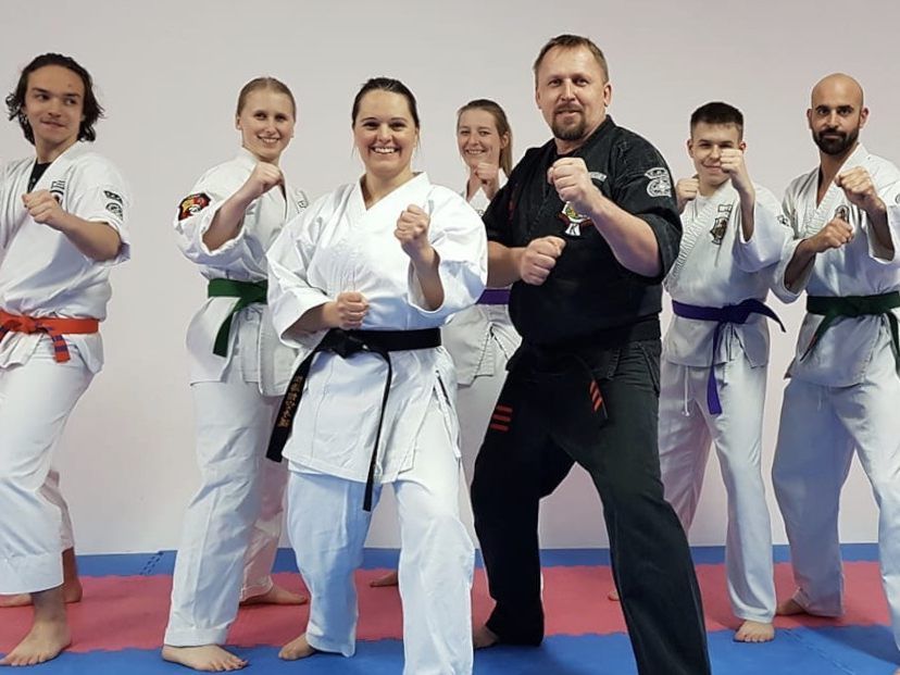 Eva Kathrein, Vizepräsidentin Budo Vorarlberg  (v.l.) zu Besuch bei Kenpo Karate Austria Präsident Mike Haselwanter (v.r.)