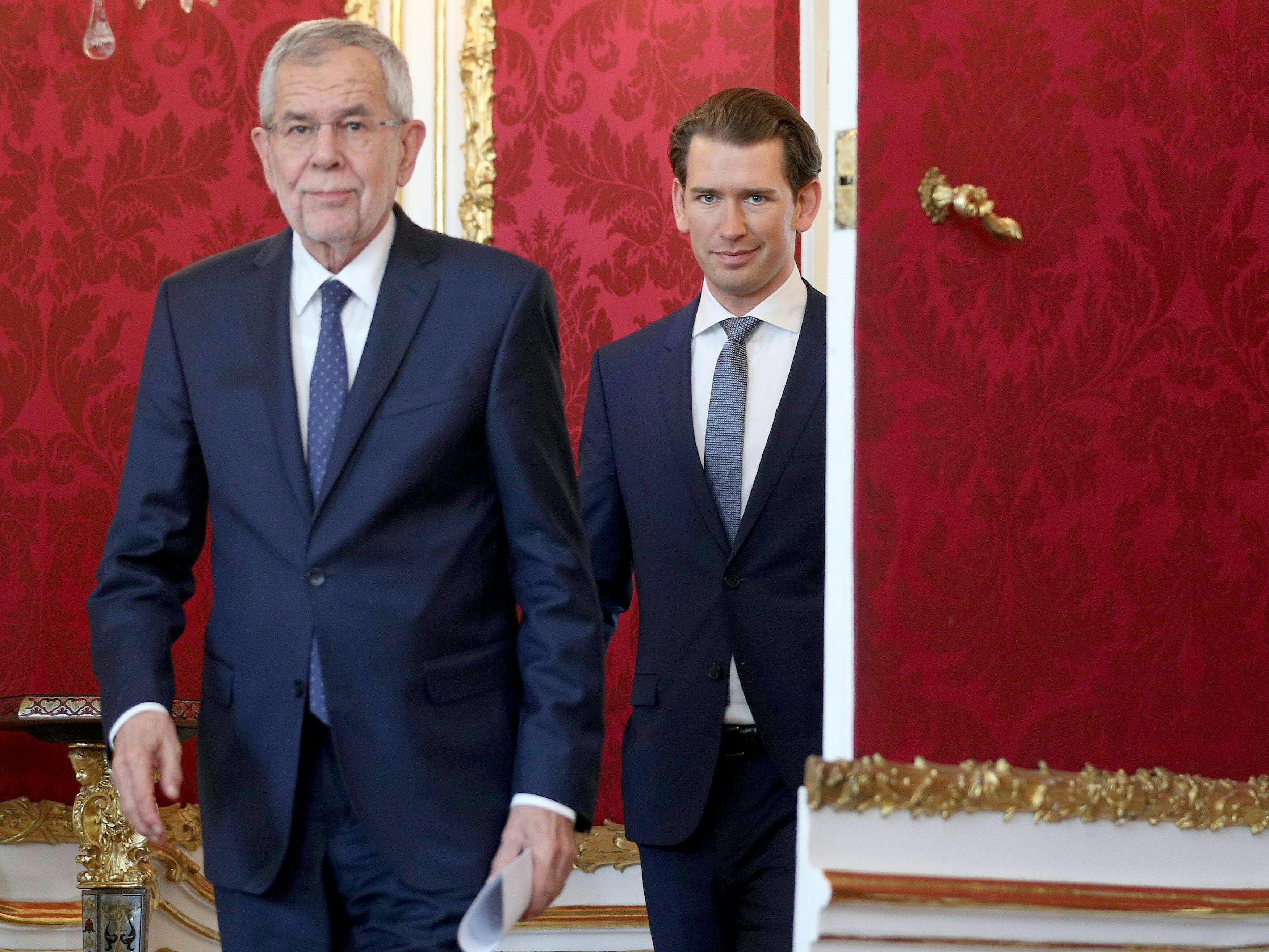 Bei einer gemeinsamen Pressekonferenz gab Van der Bellen bekannt, dem Abgang der FPÖ-Minister zuzustimmen.