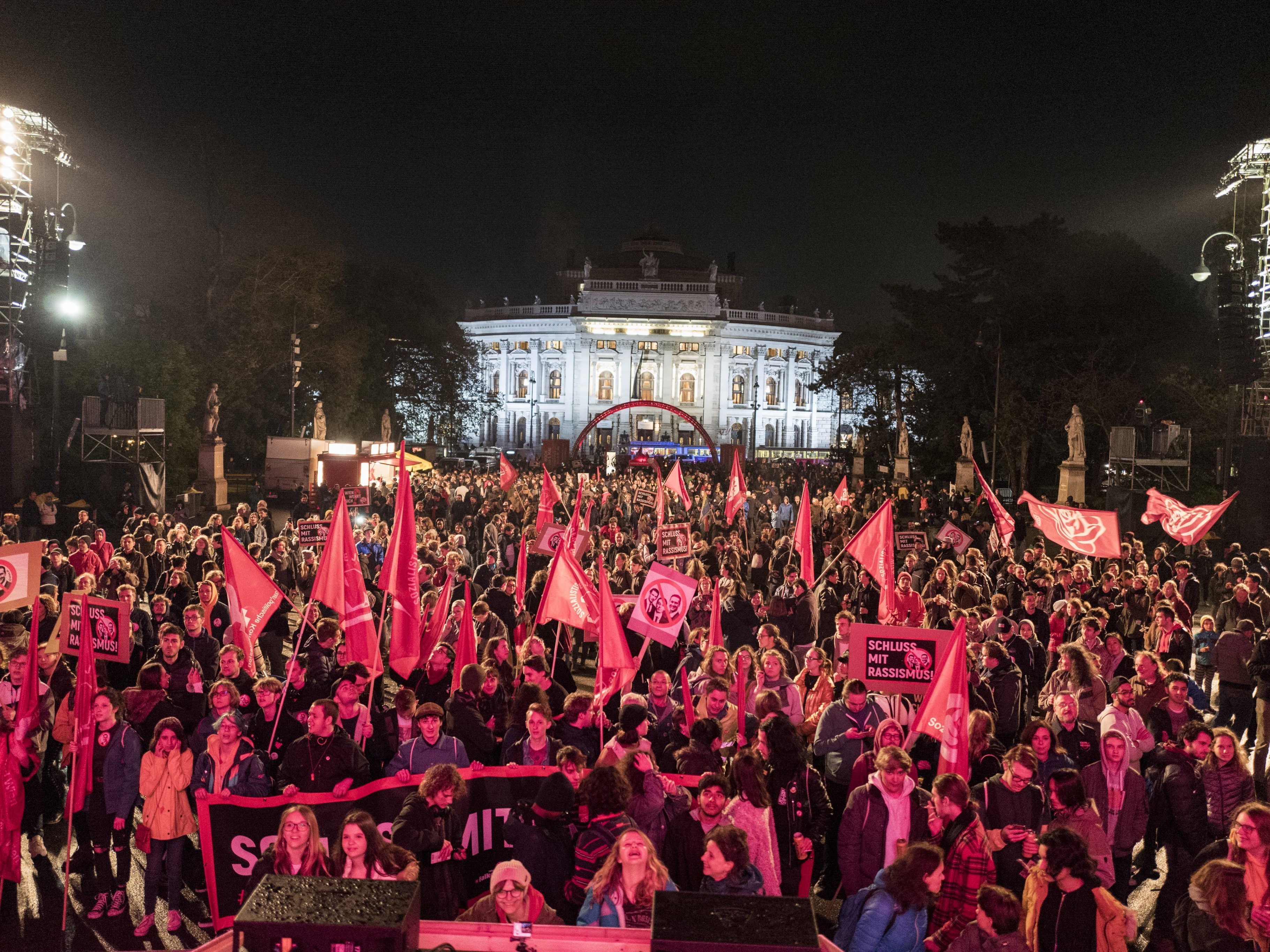 2800 Personen nahmen am Fackelzug der SJ in Wien teil. 2800 Personen nahmen am Fackelzug der SJ in Wien teil.