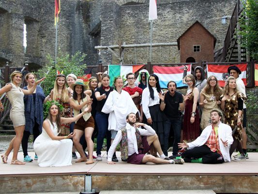 Jugendliche aus ganz Europa treffen sich zu einer erlebnisreichen Woche auf der Jugendburg Neuerburg in der Südeifel.