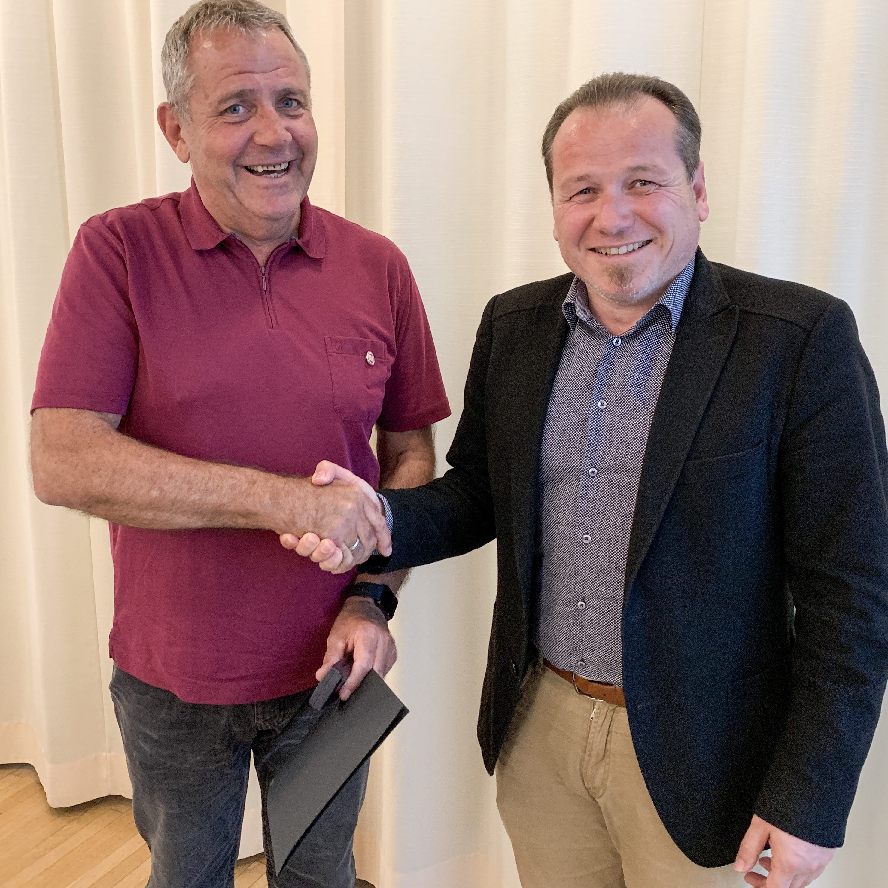 Witwer (re.) gratuliert Lampert