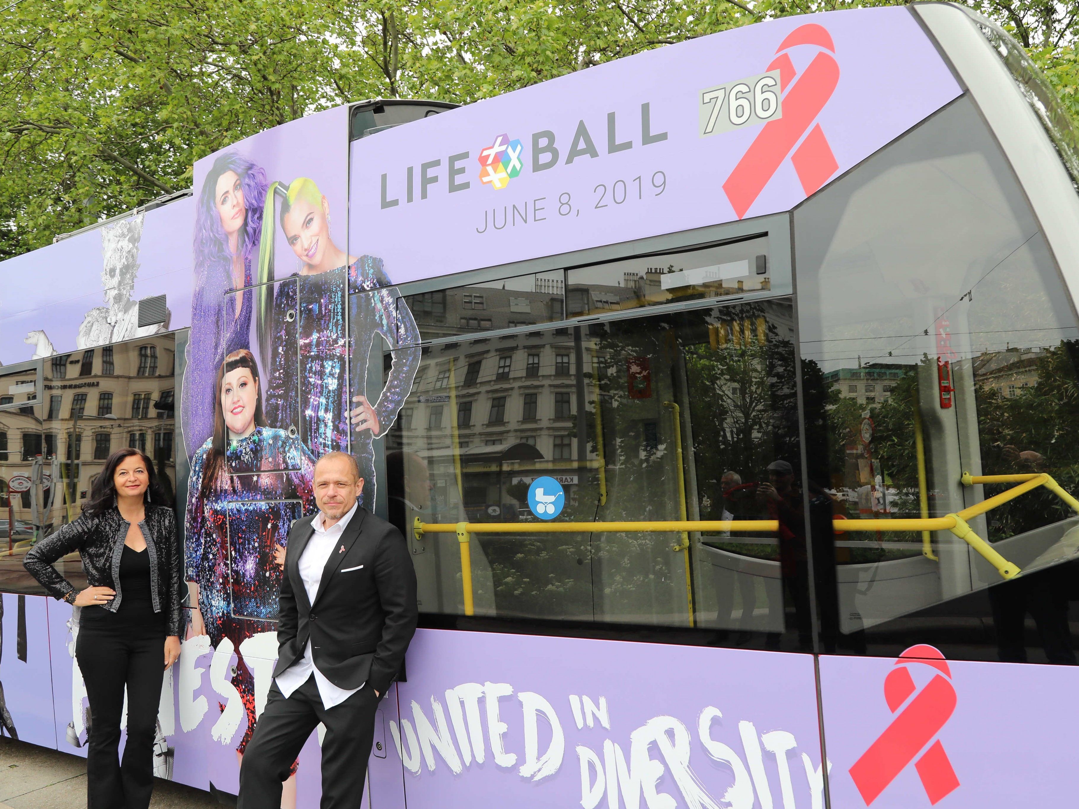 Ab sofort ist die Life Ball-Bim in Wien unterwegs. Ab sofort ist die Life Ball-Bim in Wien unterwegs.