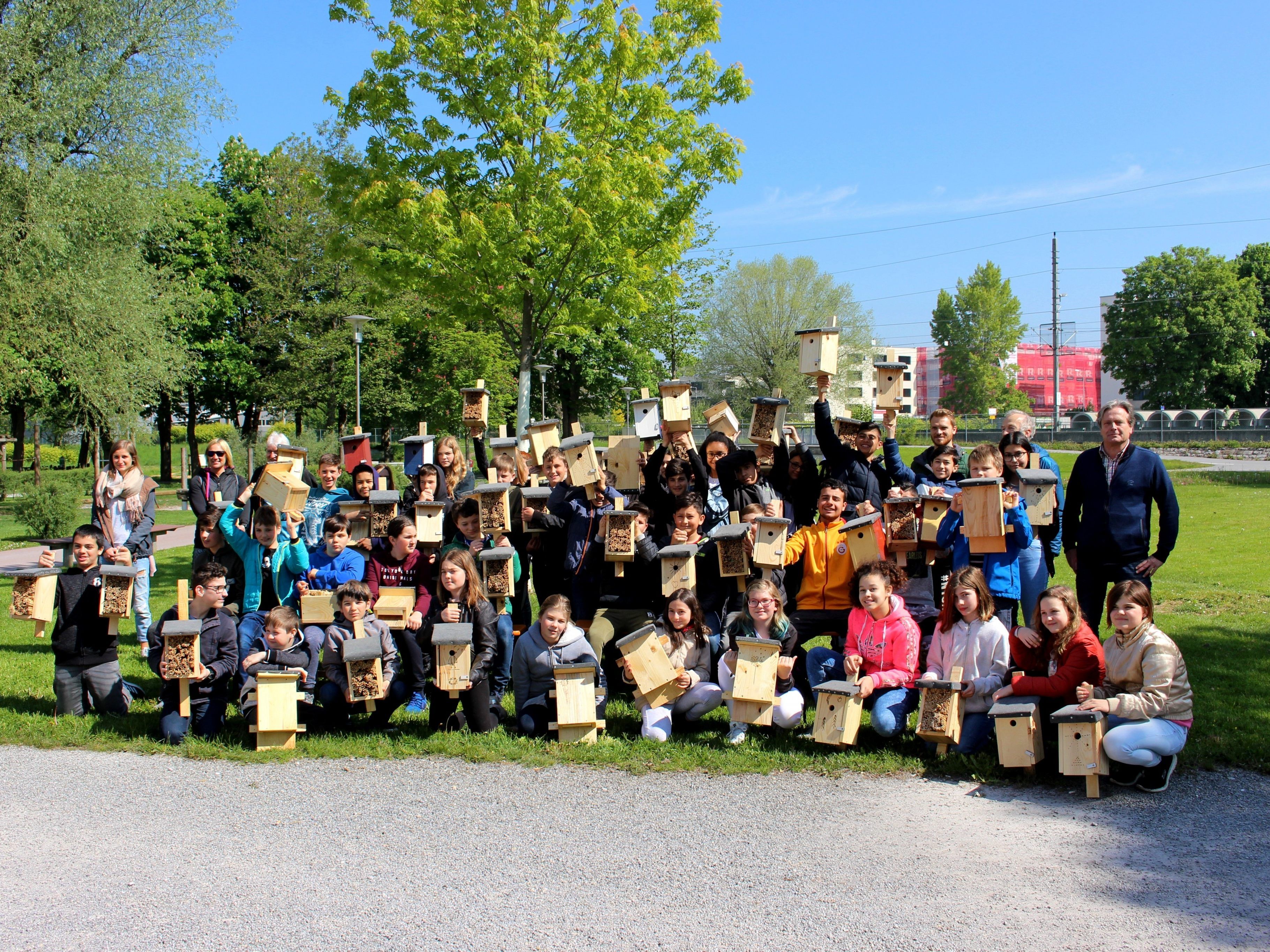 Über 40 Schüler der Mittelschule Lochau übergaben zusammen mit ihren Lehrpersonen ihre selbstgebastelten Nisthilfen der Leiblachtaler Artenvielfalt-Arbeitsgruppe mit dem Leiter GR Frank Matt.