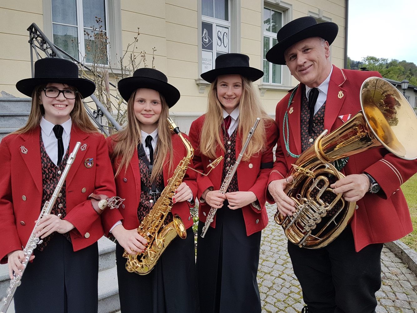 Das „Maiblasen“ gehört für den Musikverein Lochau schon seit vielen Jahren zur Tradition. Die freiwilligen Spenden kommen im Besonderen der Jugendausbildung zugute. Das „Maiblasen“ gehört für den Musikverein Lochau schon seit vielen Jahren zur Tradition. Die freiwilligen Spenden kommen im Besonderen der Jugendausbildung zugute.