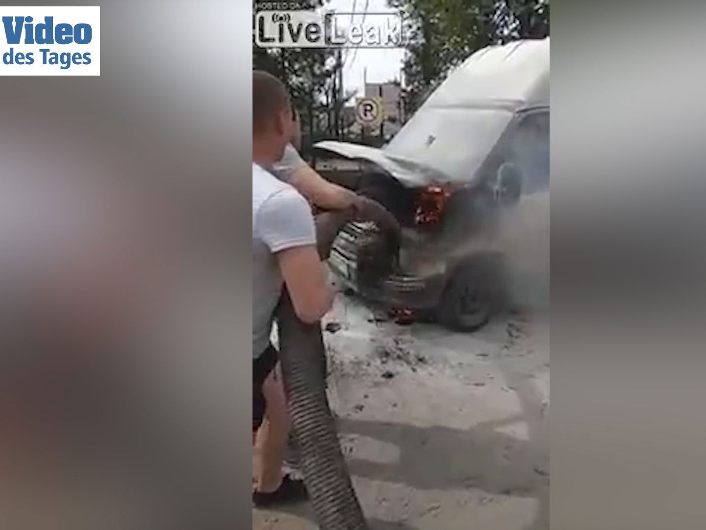 Die Männer löschten das Feuer mit Gülle.