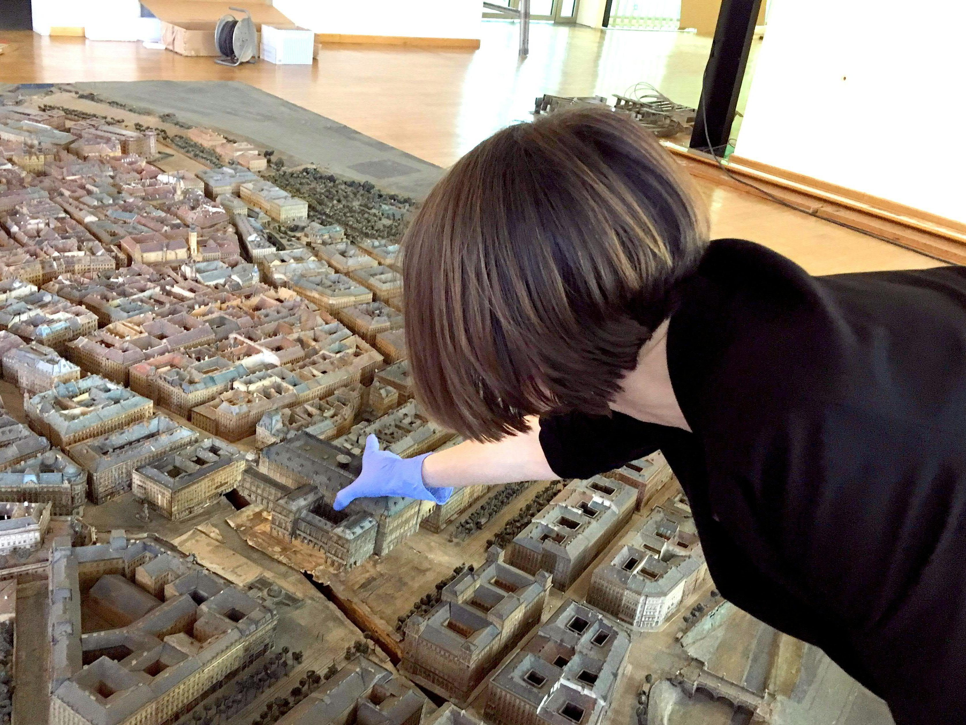 Das Wiener Stadtmodell wird derzeit zerlegt und für den Abtransport vorbereitet.