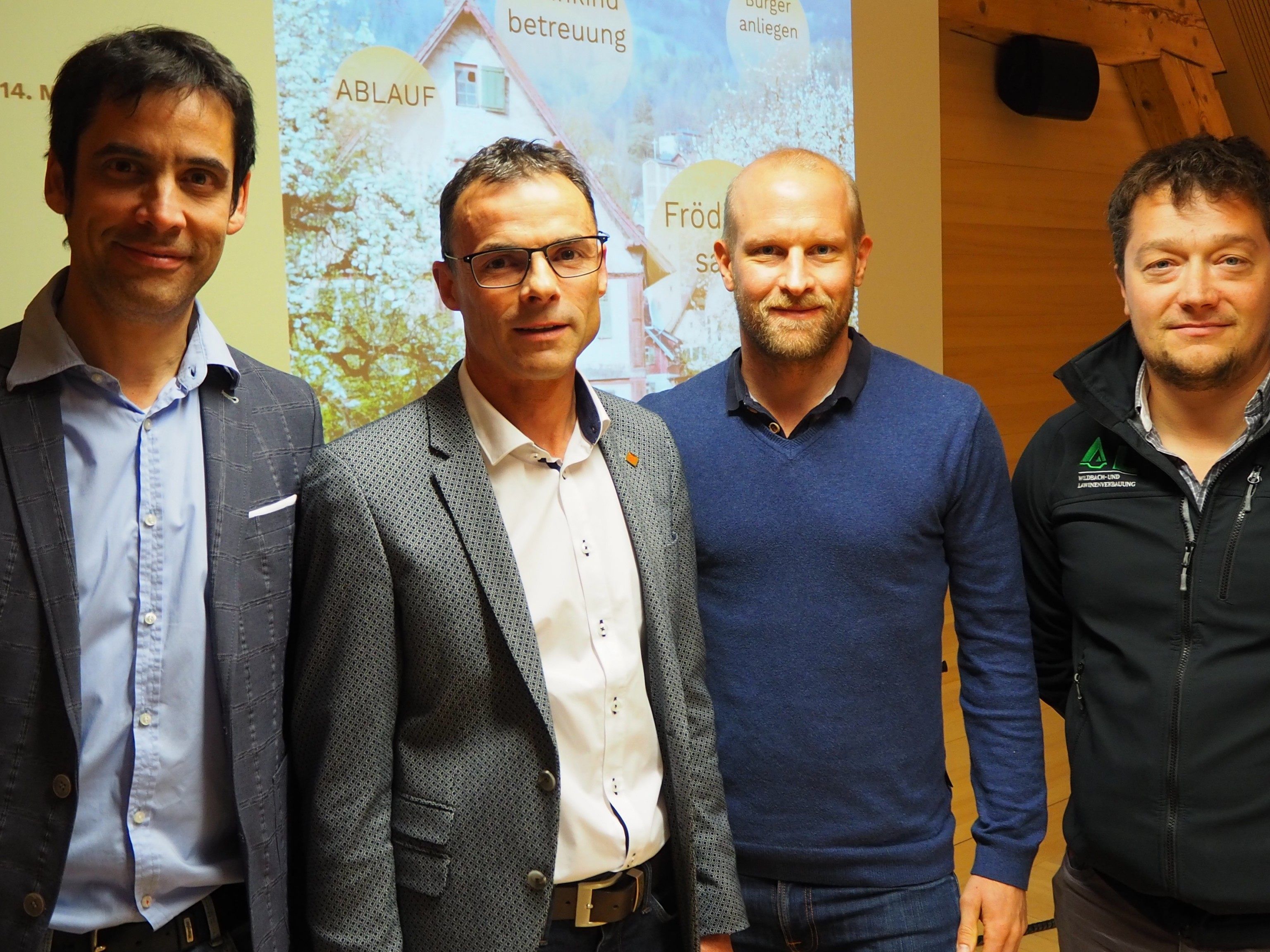 Moderator Christoph Schindegger, Bgm. Kilian Tschabrun, Gregor Sellner (Energieinstitut) und Andreas Drexel (Wildbach- und Lawinenverbauung). Moderator Christoph Schindegger, Bgm. Kilian Tschabrun, Gregor Sellner (Energieinstitut) und Andreas Drexel (Wildbach- und Lawinenverbauung).
