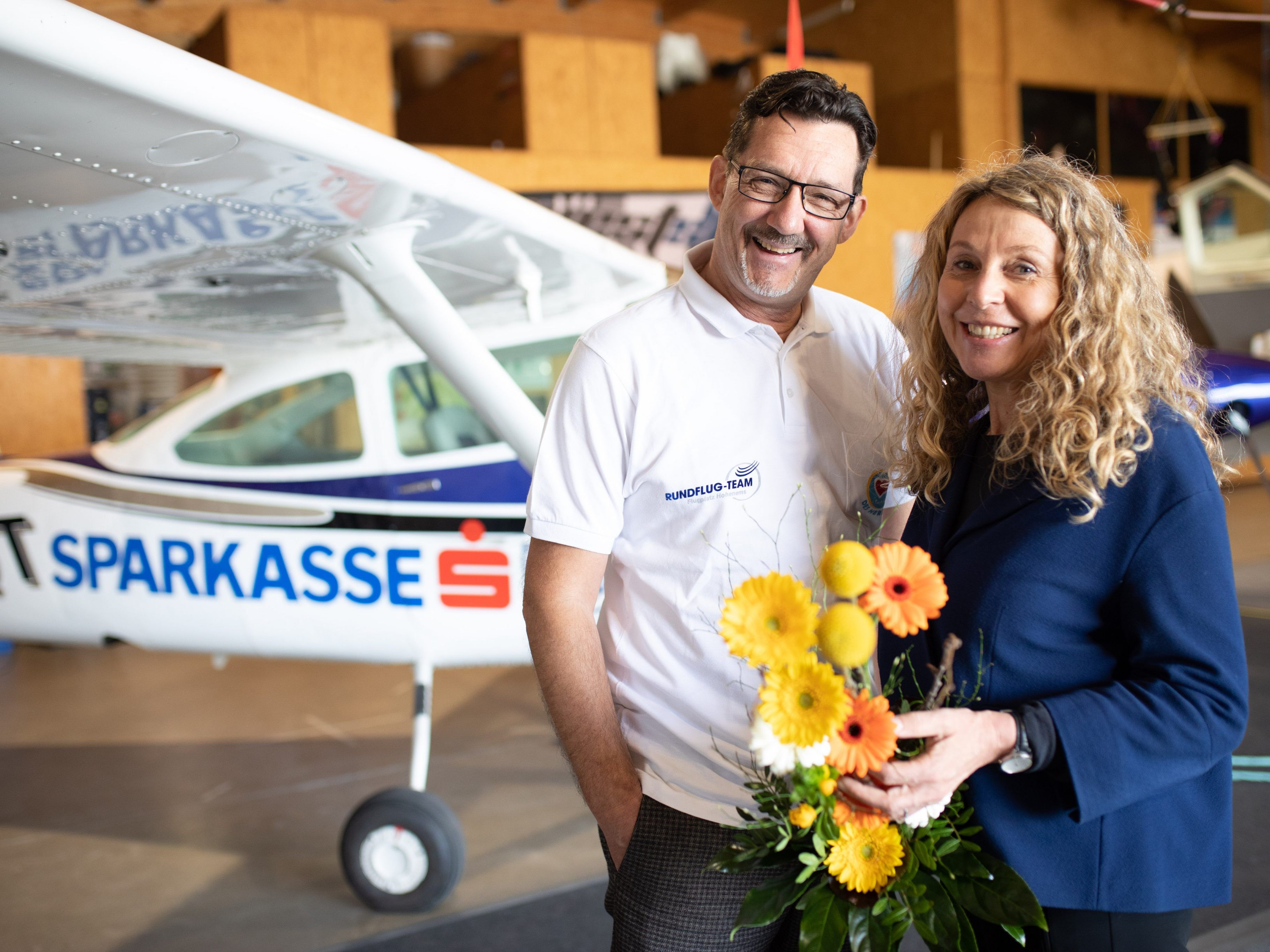 Mag. Christel Schwendinger überbrachte symbolisch die Flugzeugpatenschaft der Vorarlberger Sparkassen an Kinderflugtaginitiator Andreas Seeburger vom Rundflugteam Flugplatz Hohenems