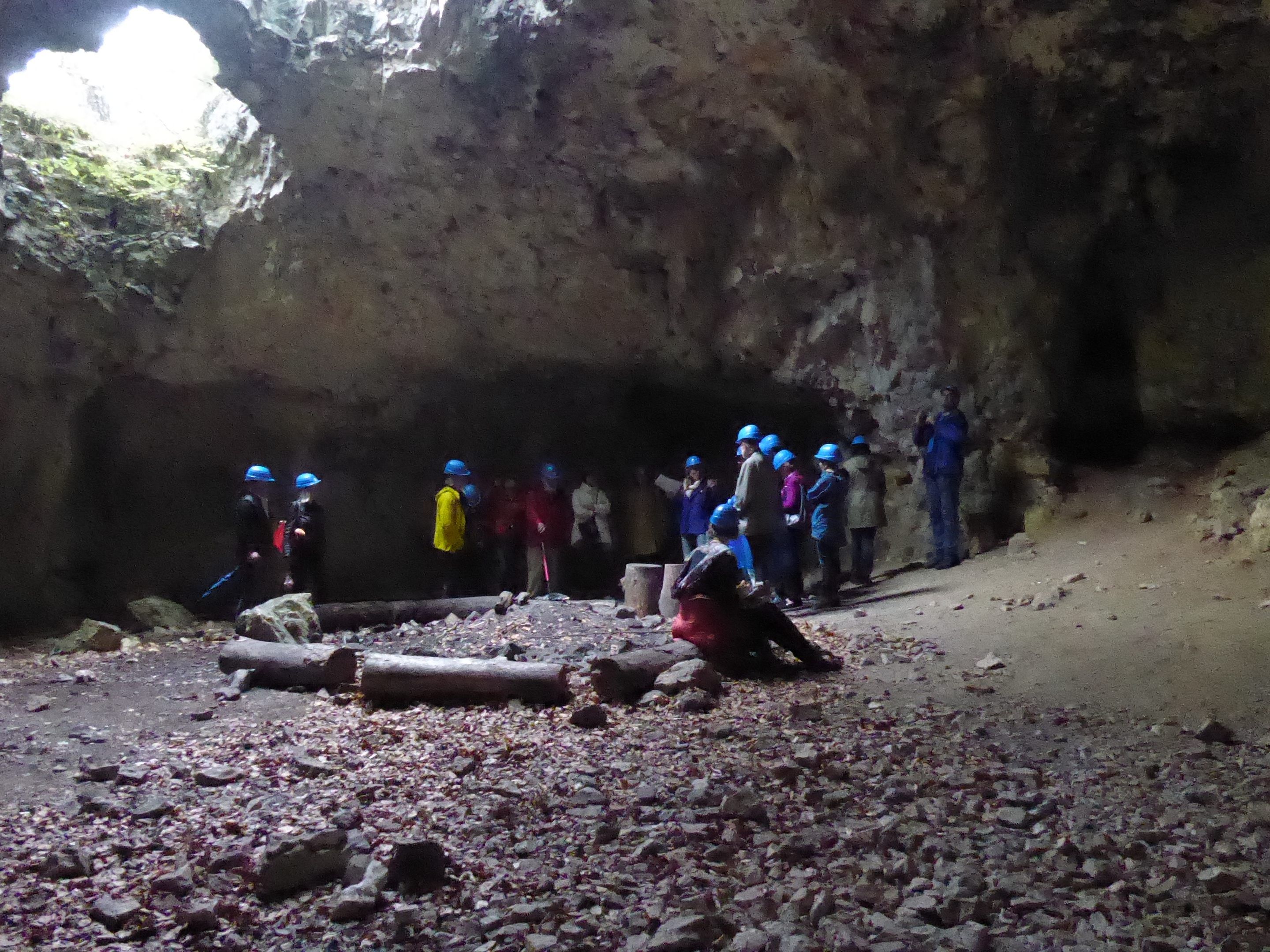 Die Exkursion führte auch in die Brillenhöhle.