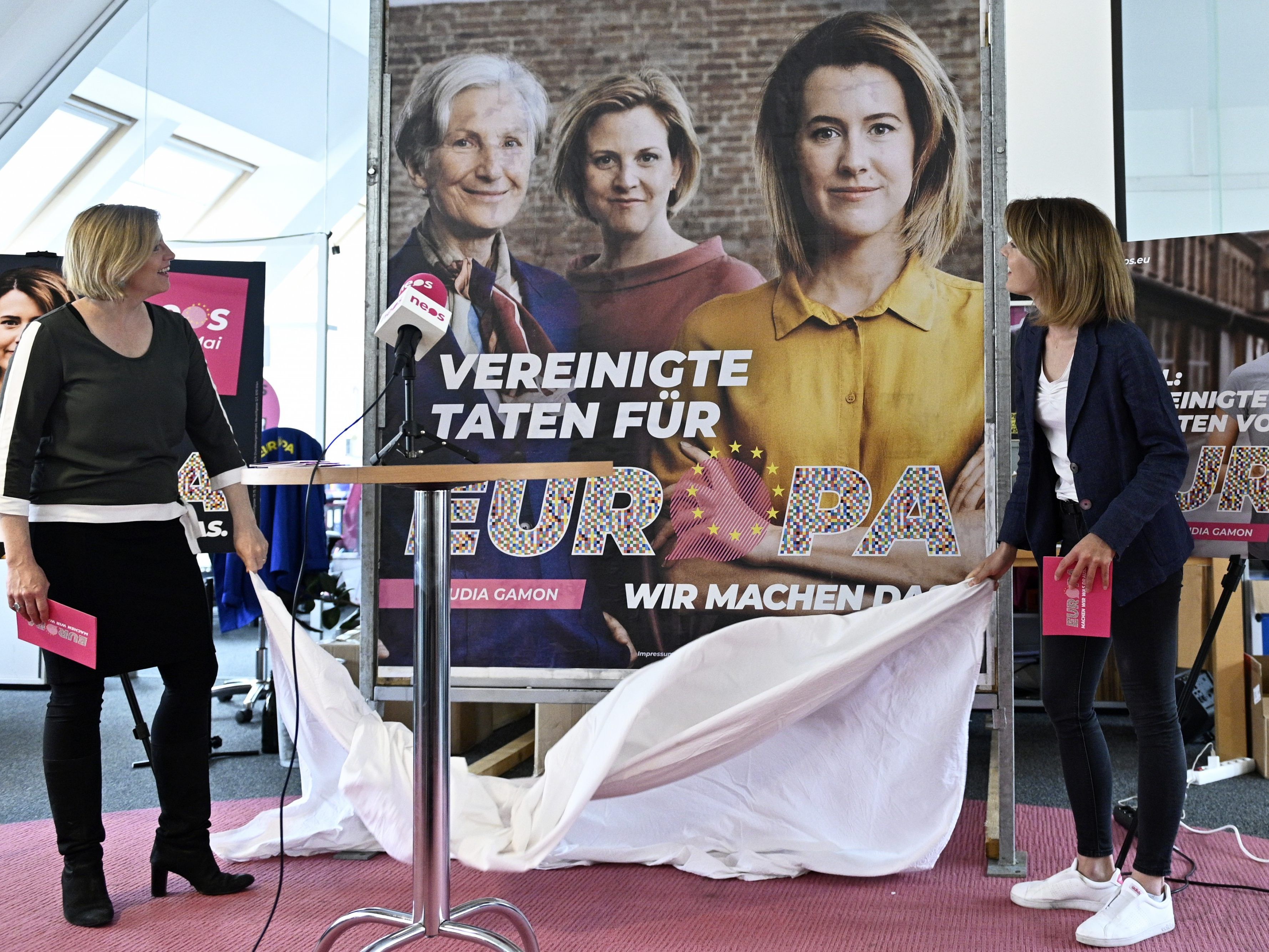 Die NEOS werben nun auch mit Meinl-Reisinger und Griss.